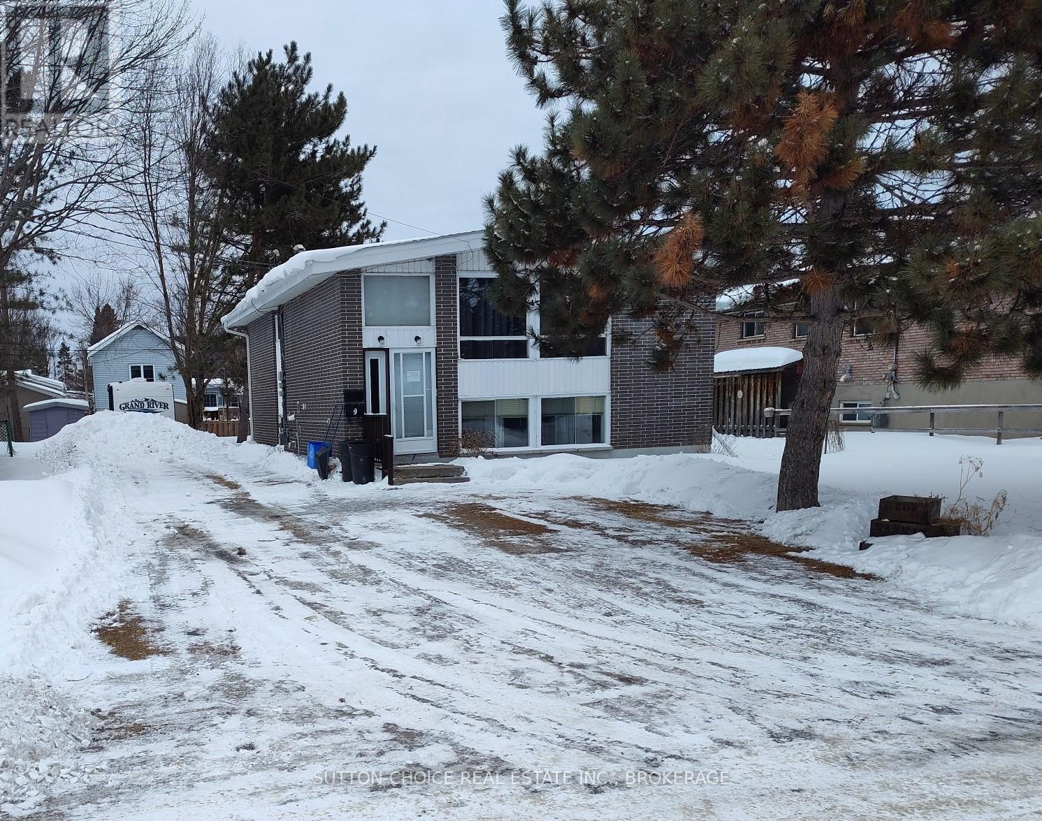 9 Milford Crescent Property Photo 2