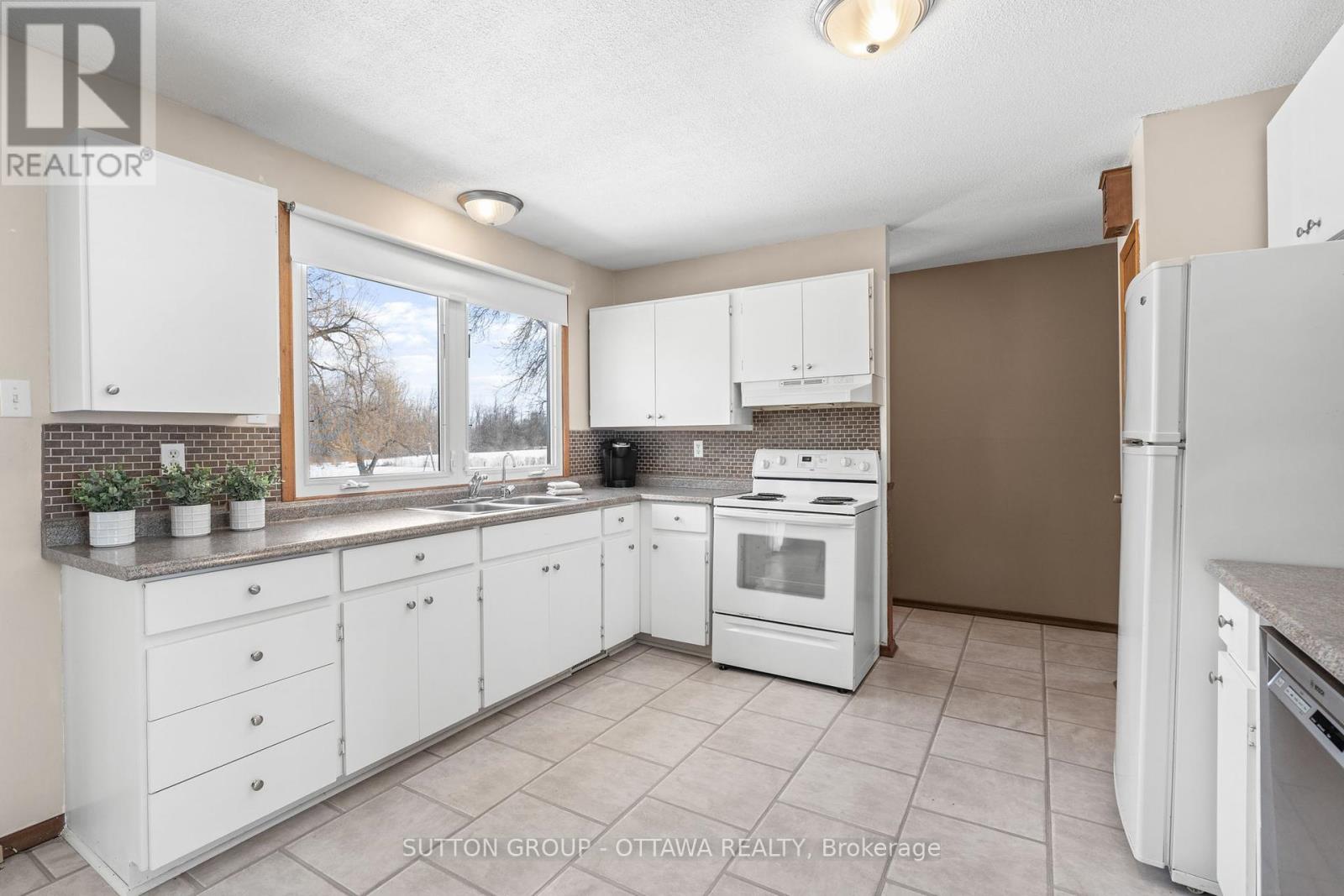 6489 Rideau Valley Drive N Property Photo 12