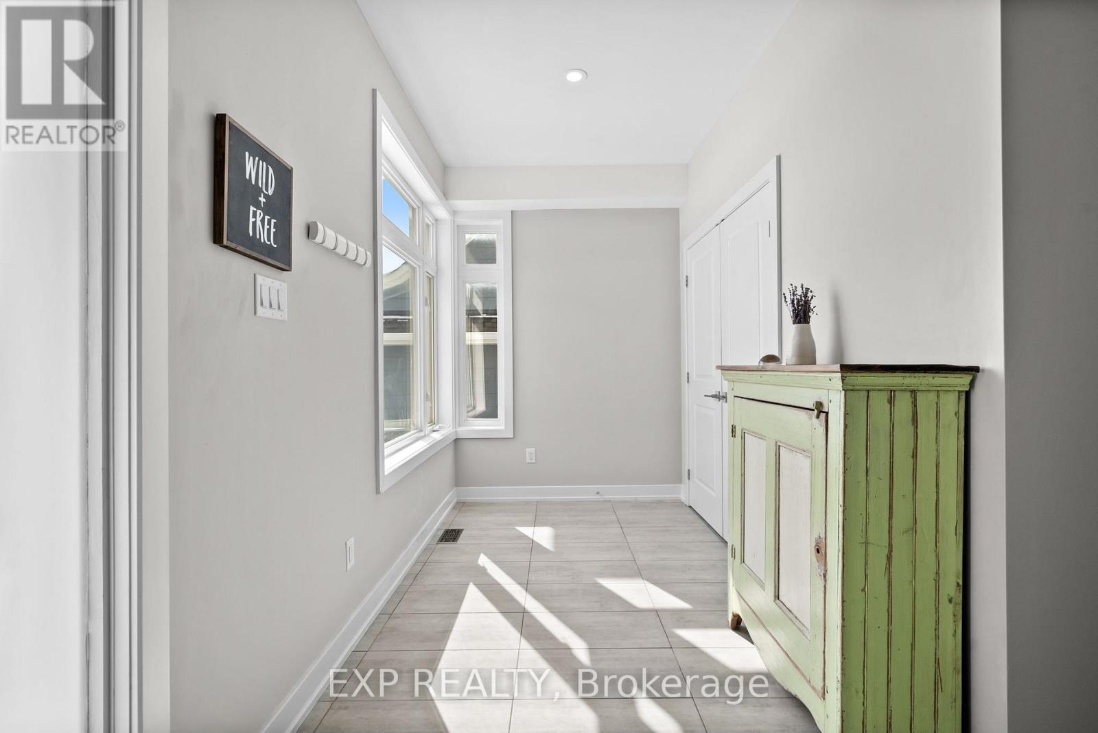 134 Escarpment Crescent Property Photo 2