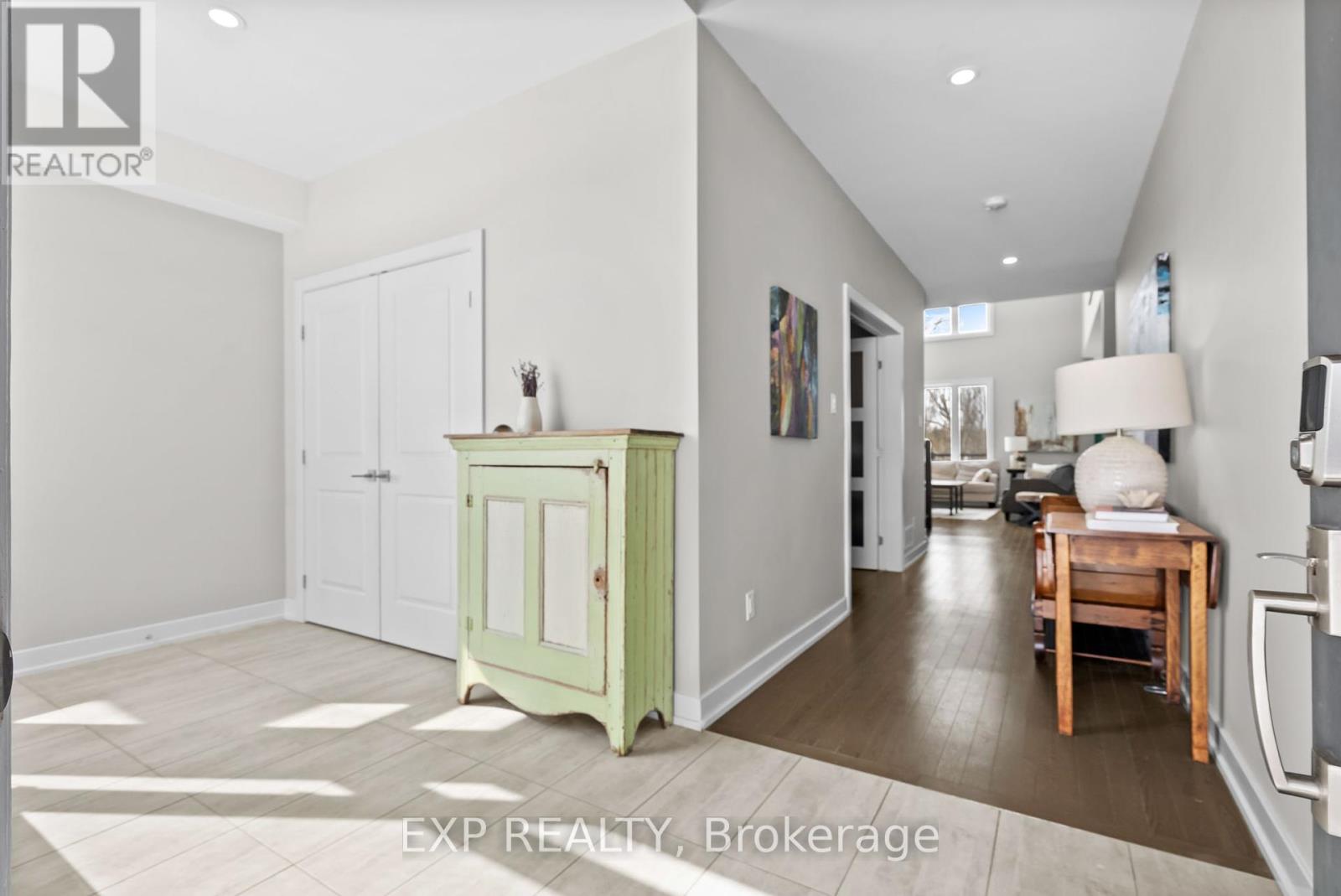134 Escarpment Crescent Property Photo 3