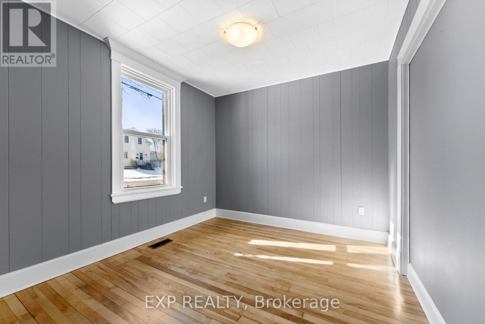 585 Perth Street Property Photo 20