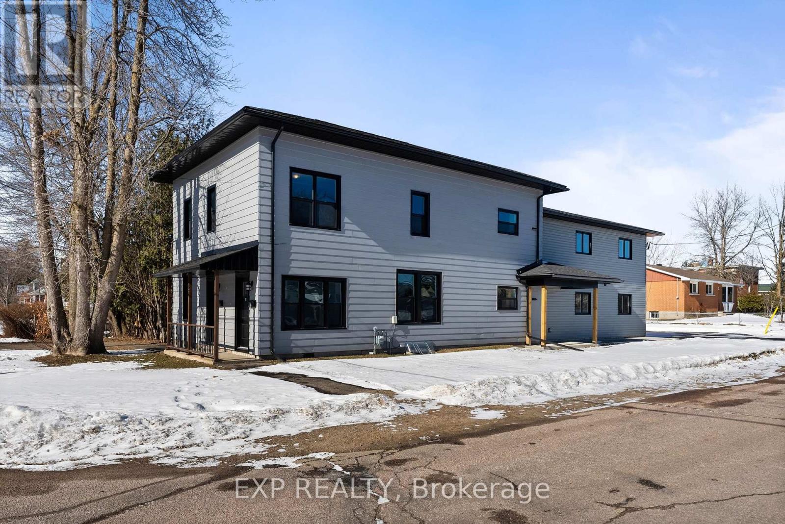 585 Perth Street Property Photo 2