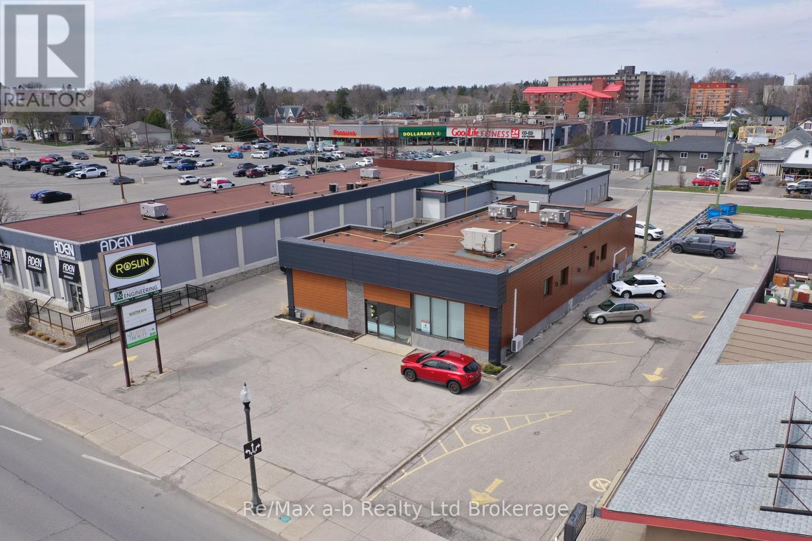 677 Dundas St Property Photo 1