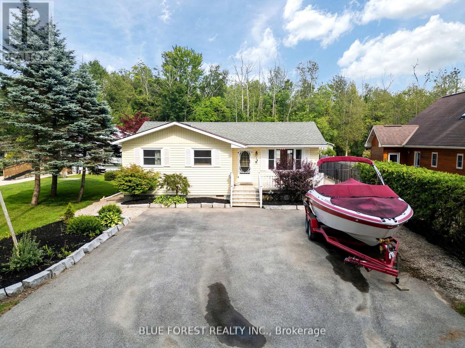 7 Andrew Cres Acres Property Photo 1