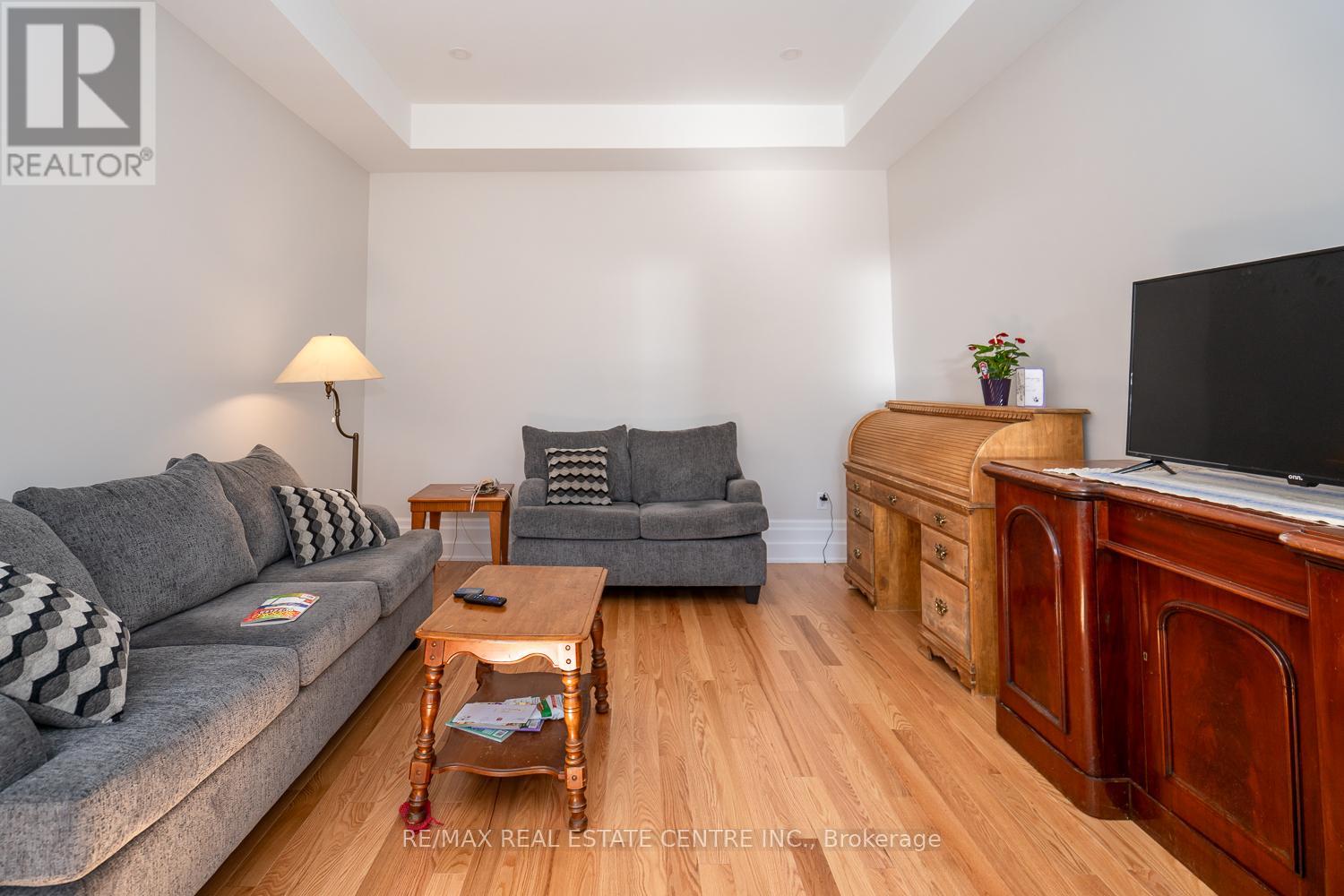 154 Main Street W Property Photo 6