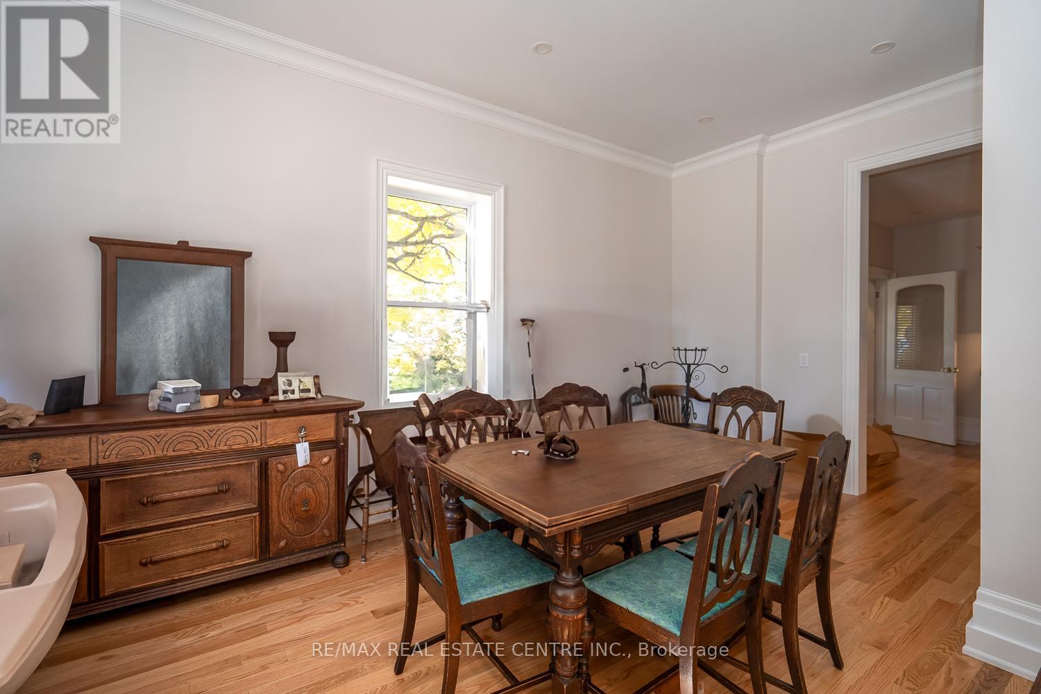 154 Main Street W Property Photo 11