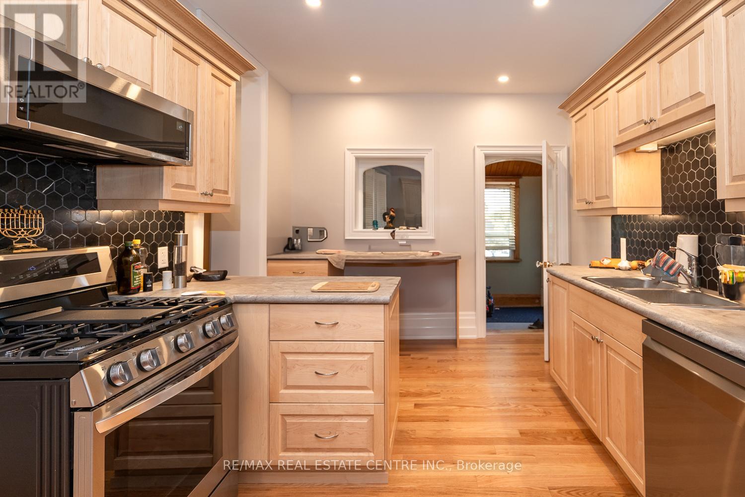 154 Main Street W Property Photo 14