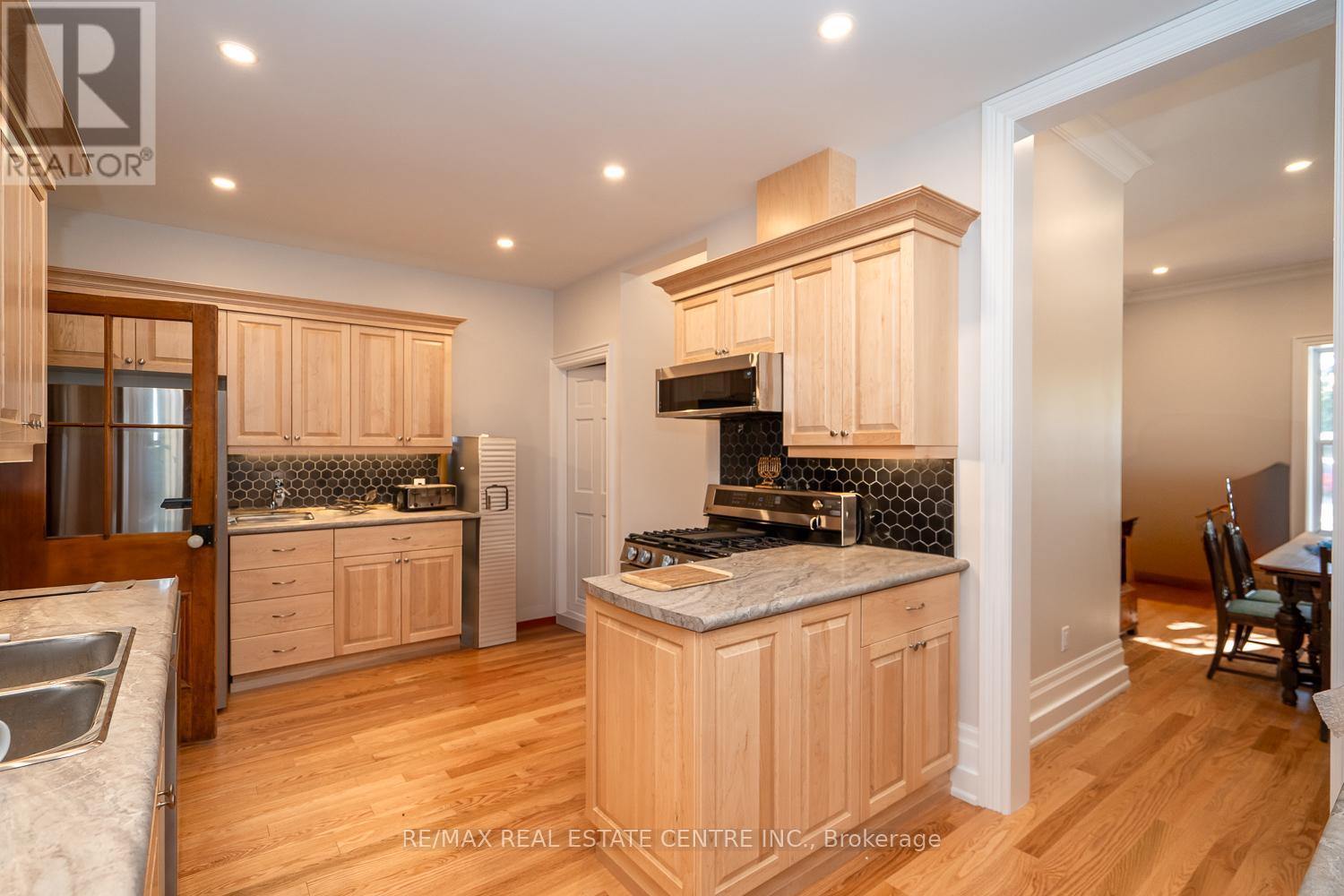 154 Main Street W Property Photo 16