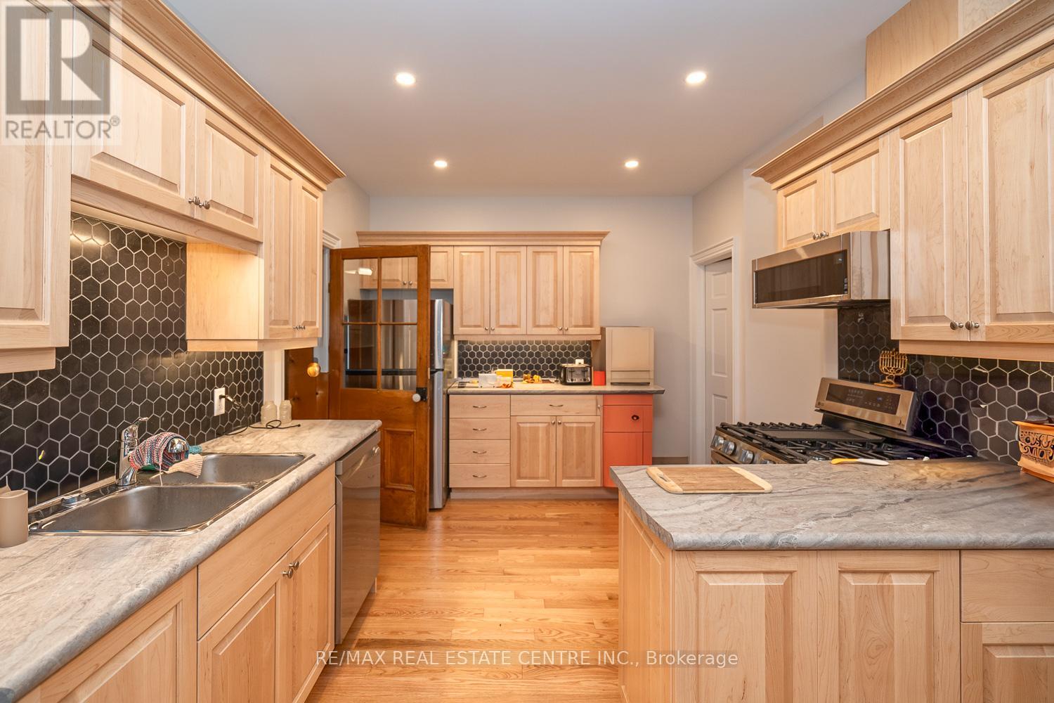 154 Main Street W Property Photo 17