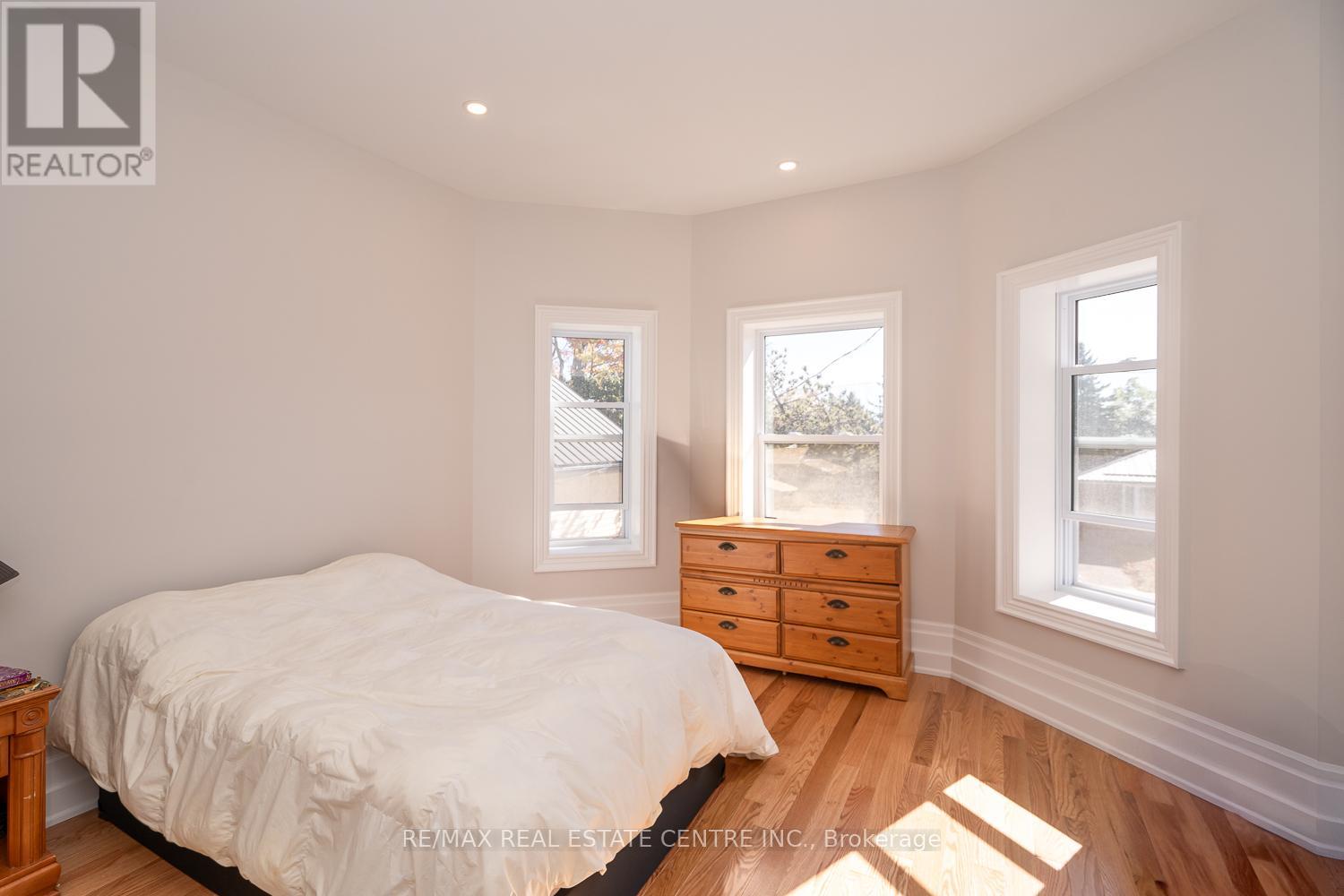 154 Main Street W Property Photo 22