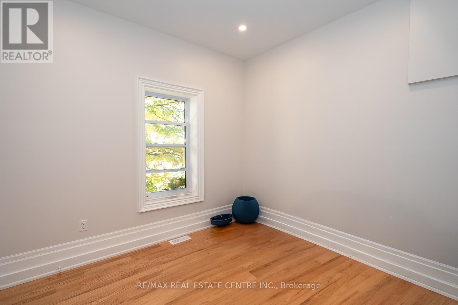 154 Main Street W Property Photo 32