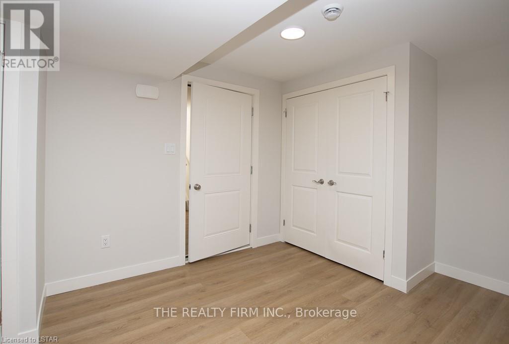 #b - 236 Elizabeth Street Property Photo 6