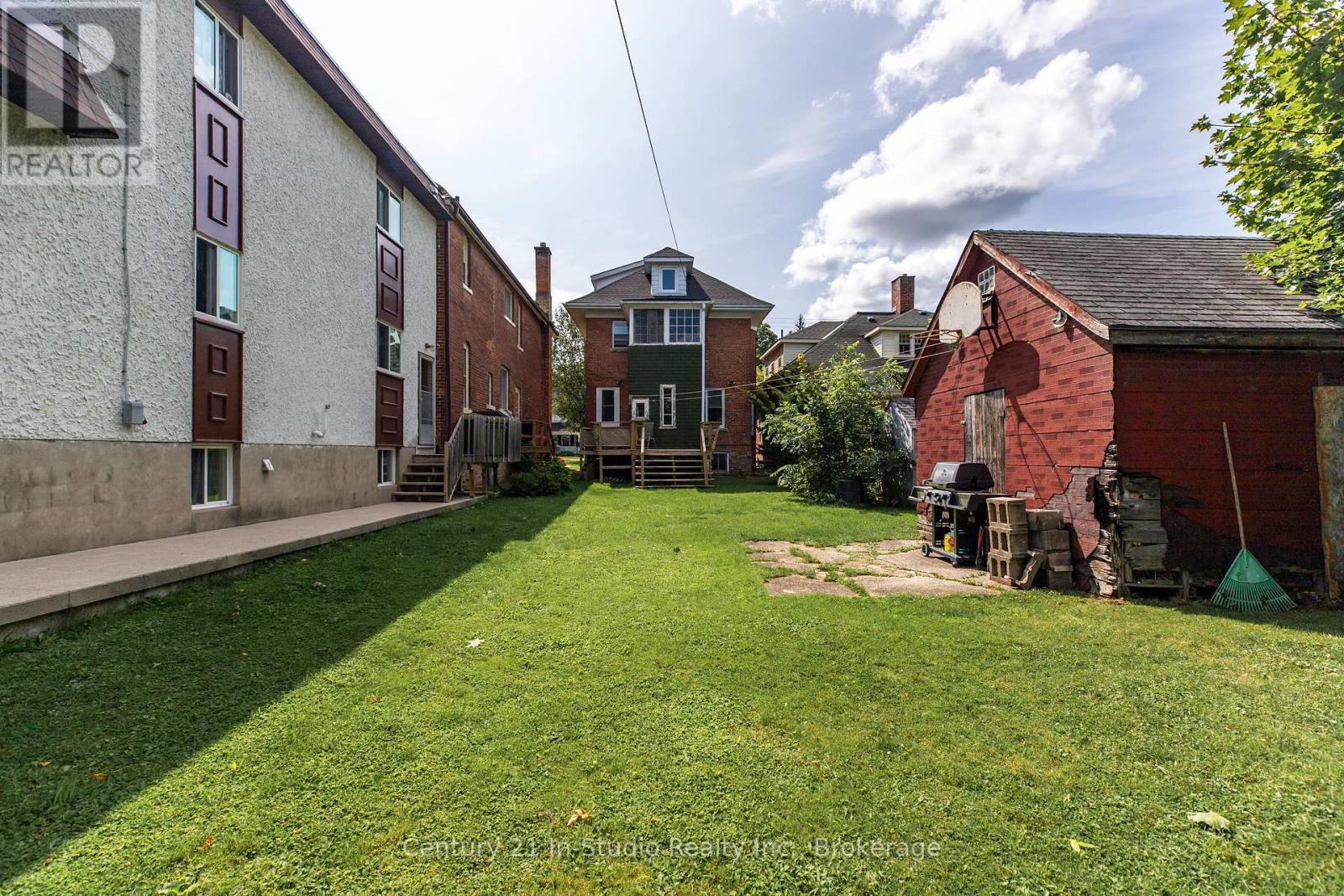 446 9th Street E Property Photo 4