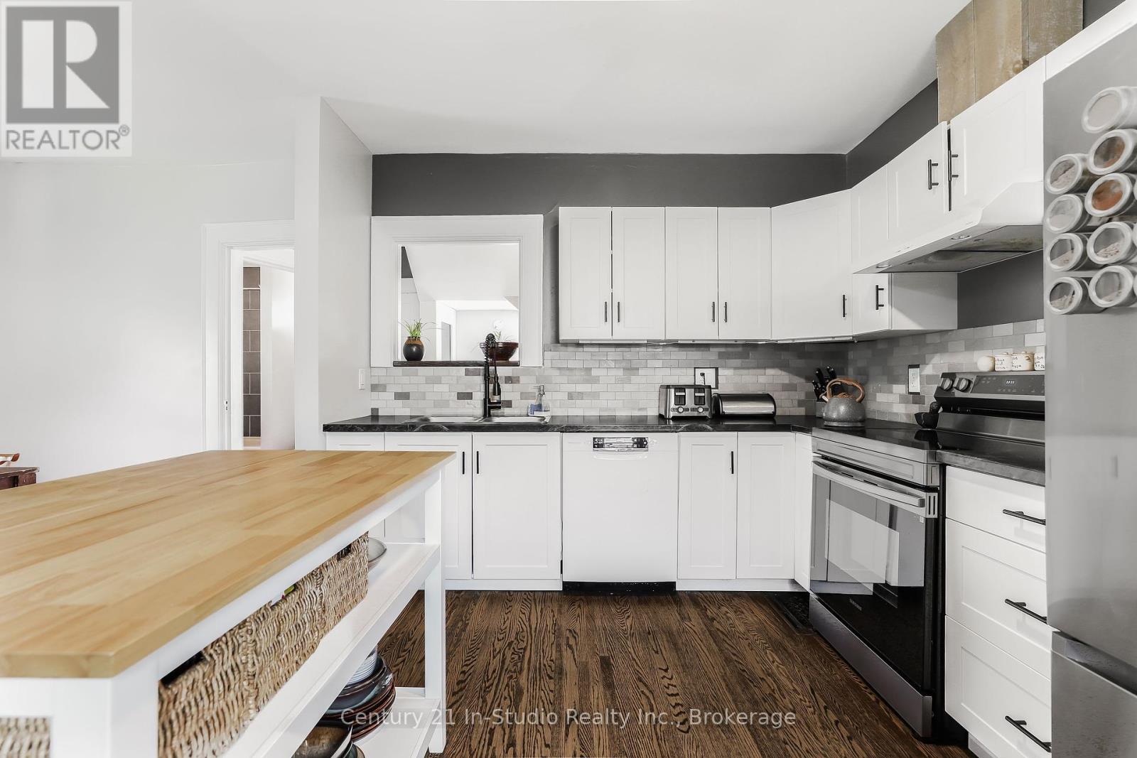 446 9th Street E Property Photo 28