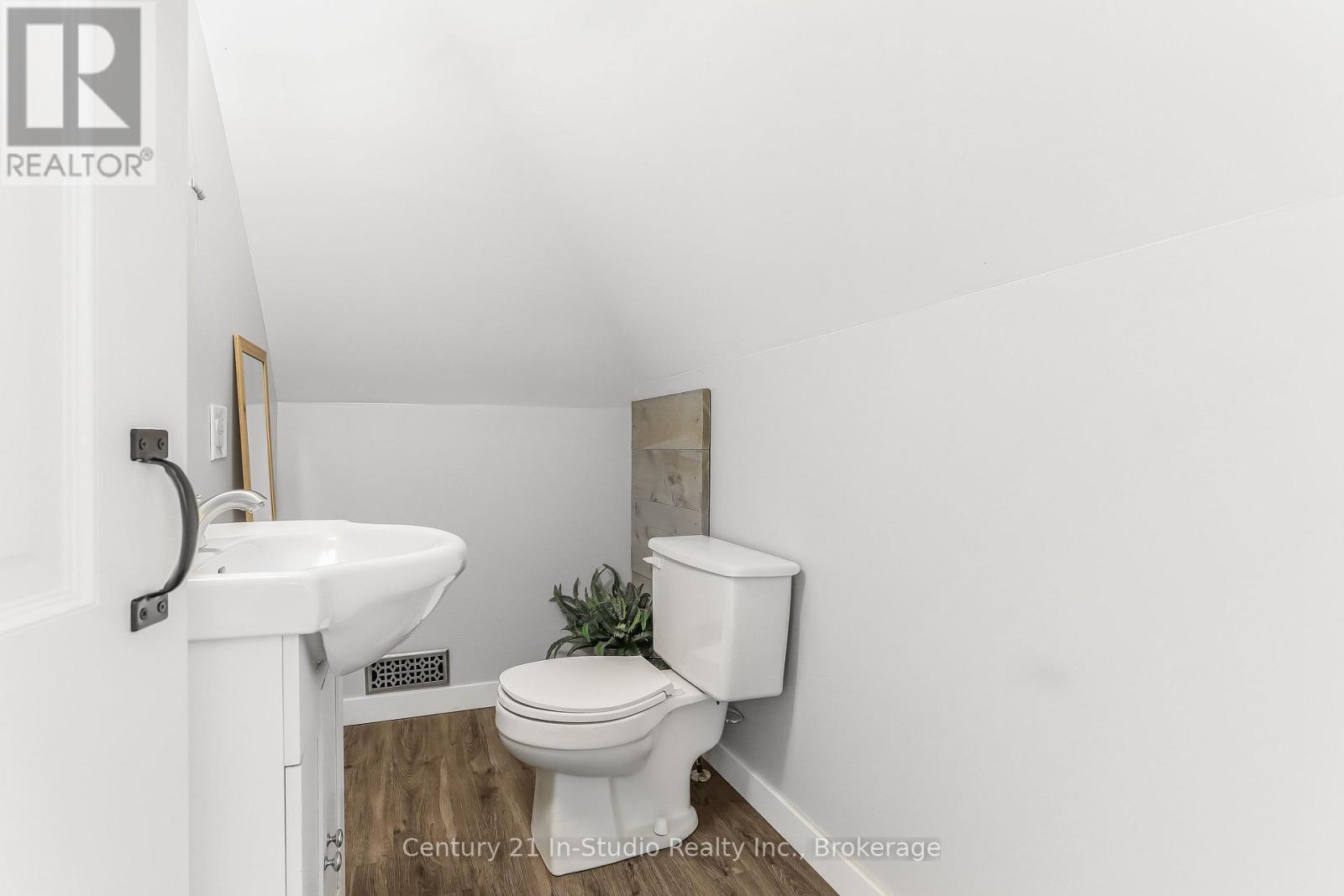 446 9th Street E Property Photo 40