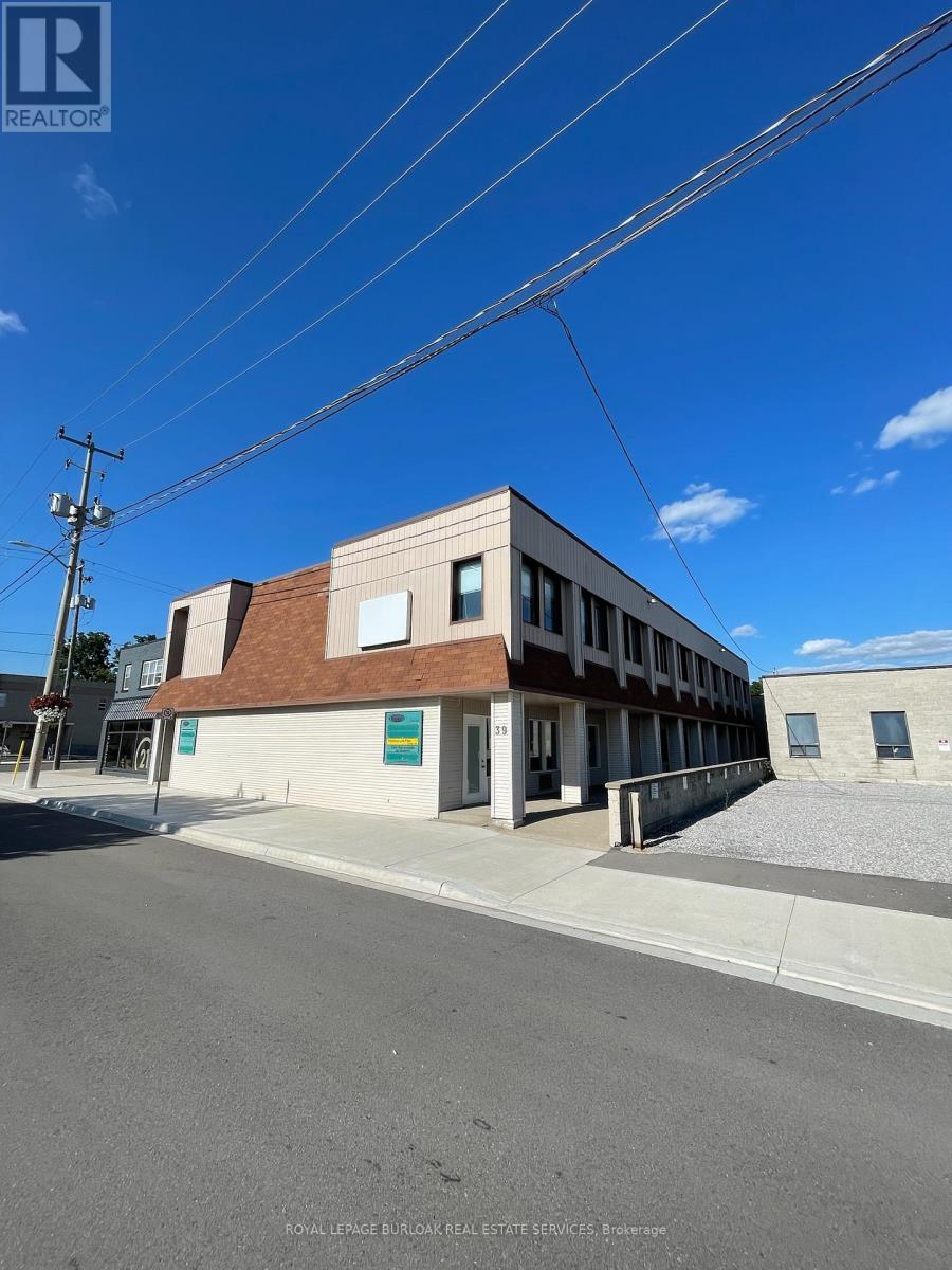 39 Kent Street N Property Photo 1