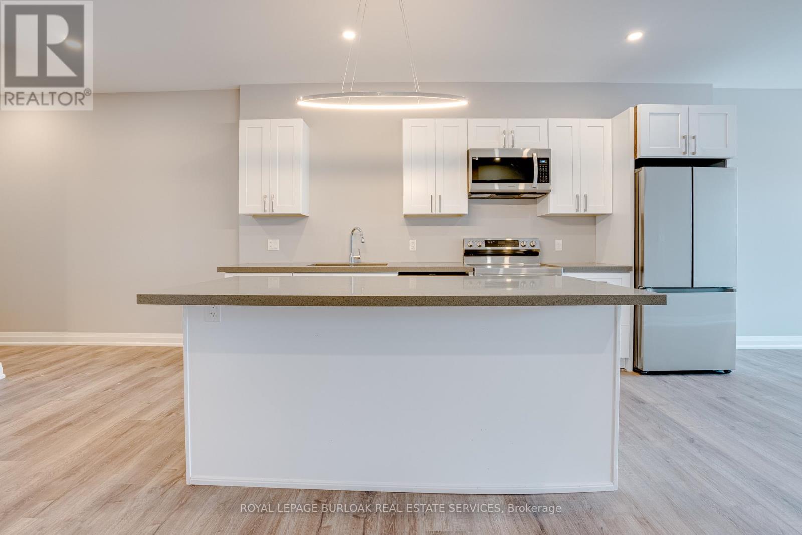 39 Kent Street N Property Photo 5
