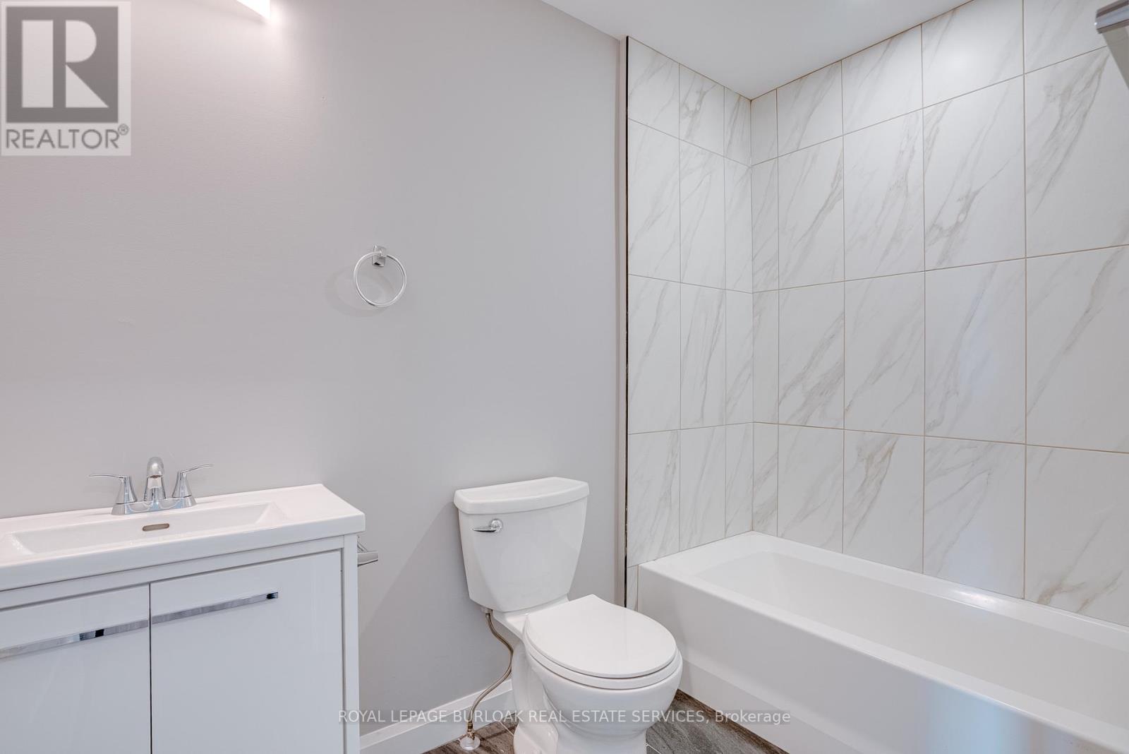 39 Kent Street N Property Photo 6