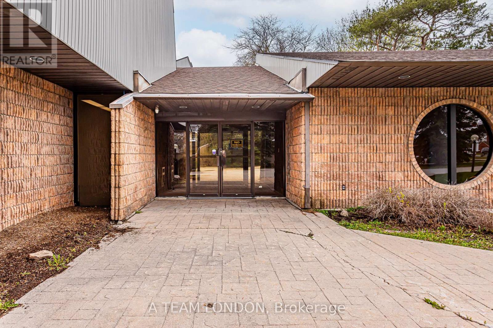 A - 743 Wellington Road Property Photo 5