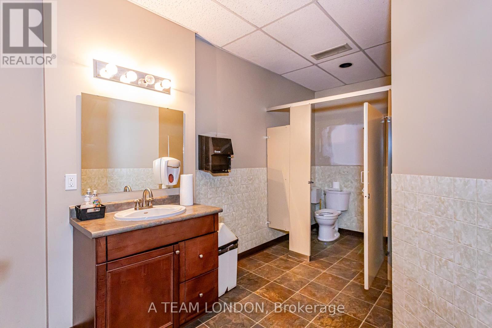 A - 743 Wellington Road Property Photo 16