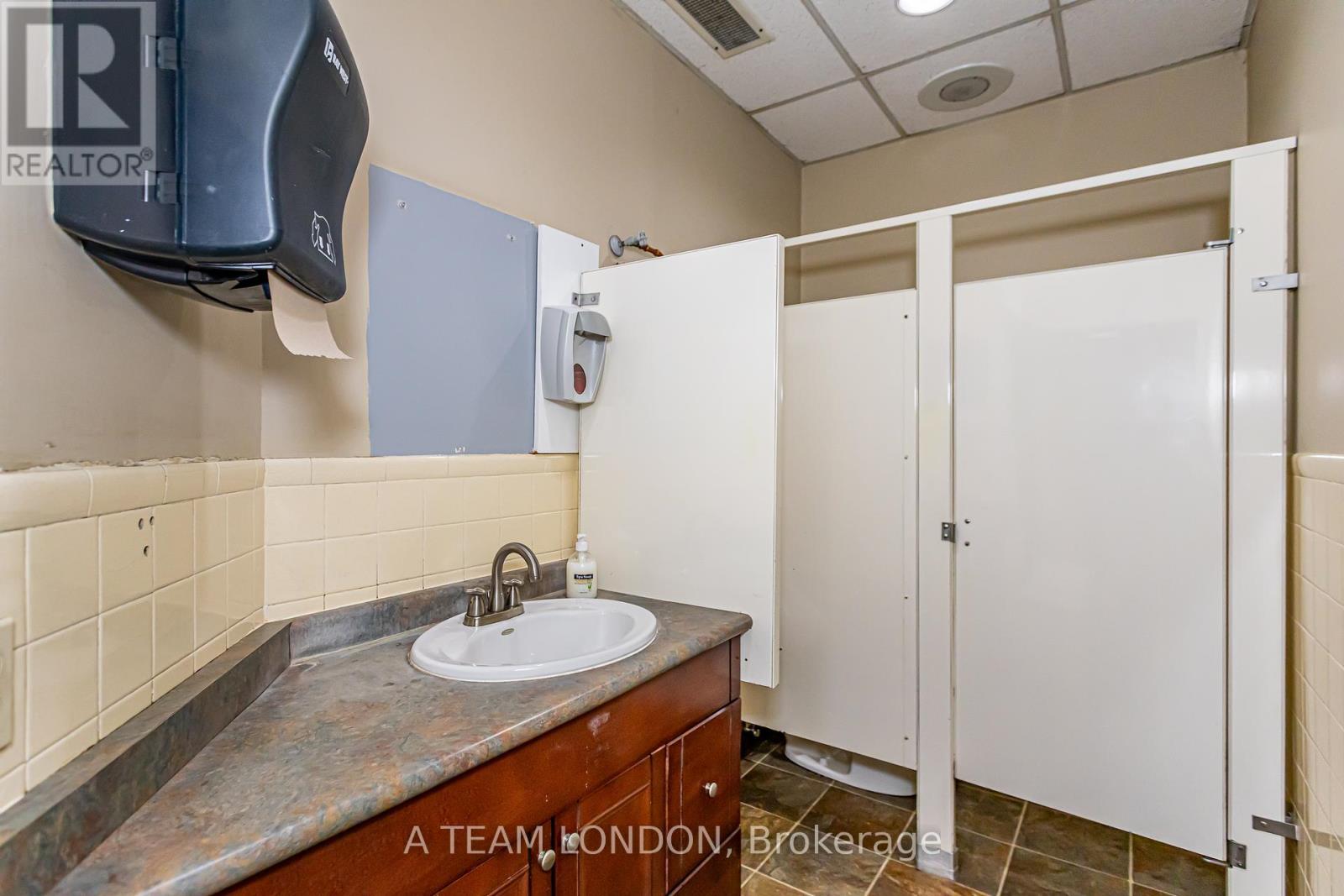 A - 743 Wellington Road Property Photo 17