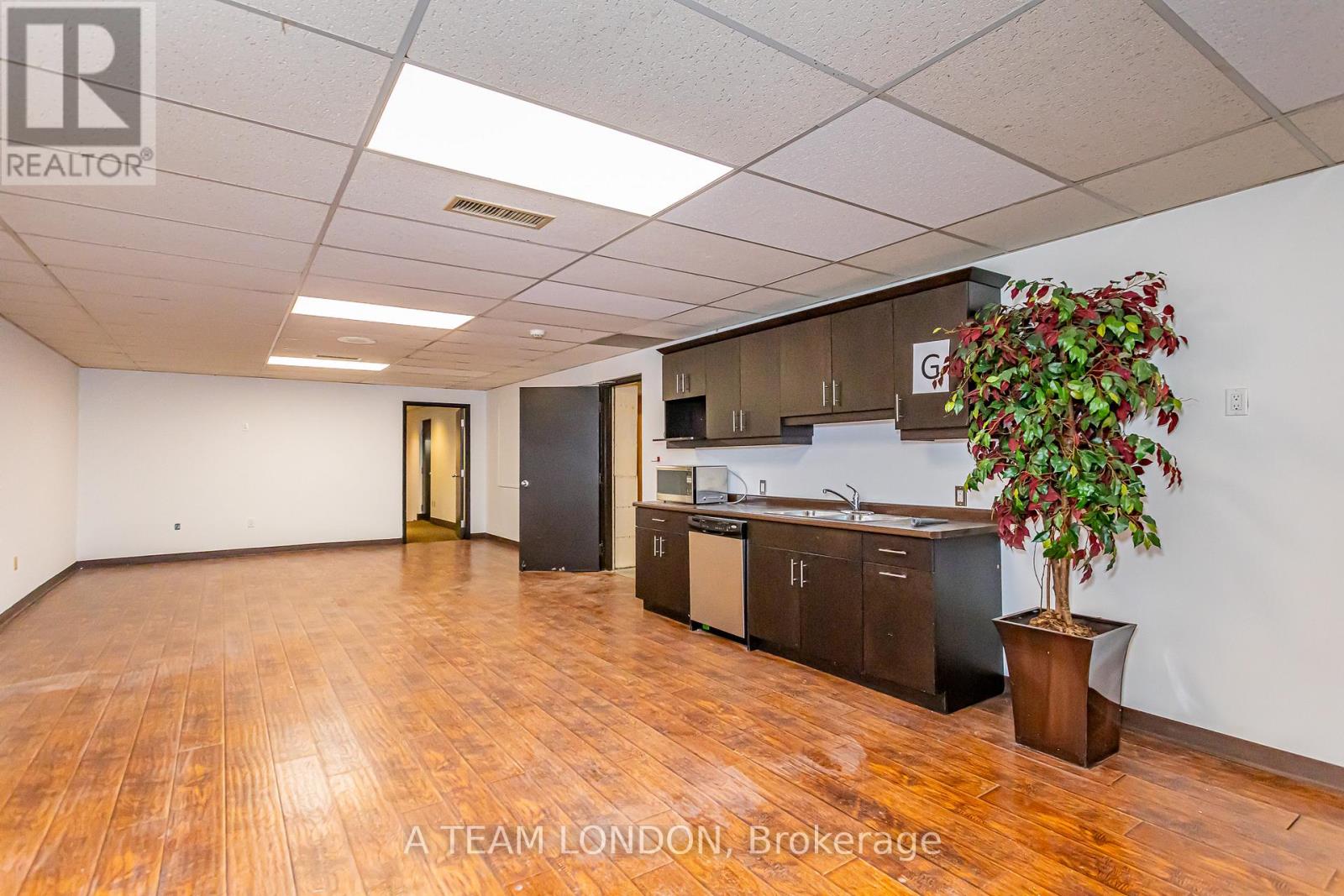 A - 743 Wellington Road Property Photo 25