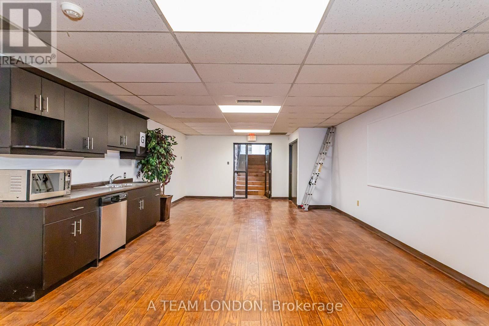 A - 743 Wellington Road Property Photo 27