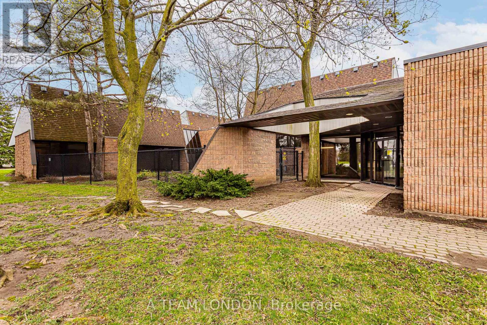 A - 743 Wellington Road Property Photo 33