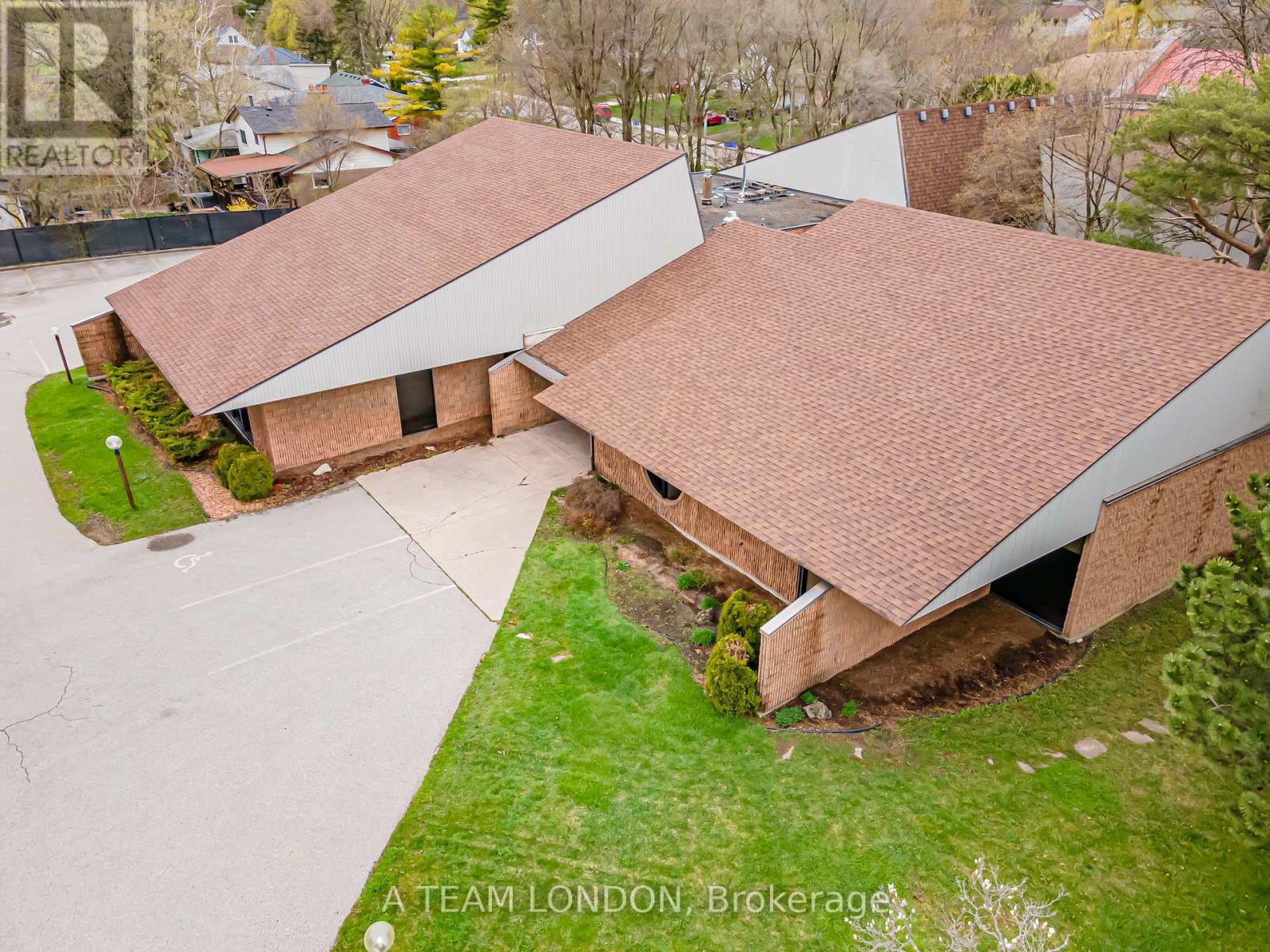 A - 743 Wellington Road Property Photo 34