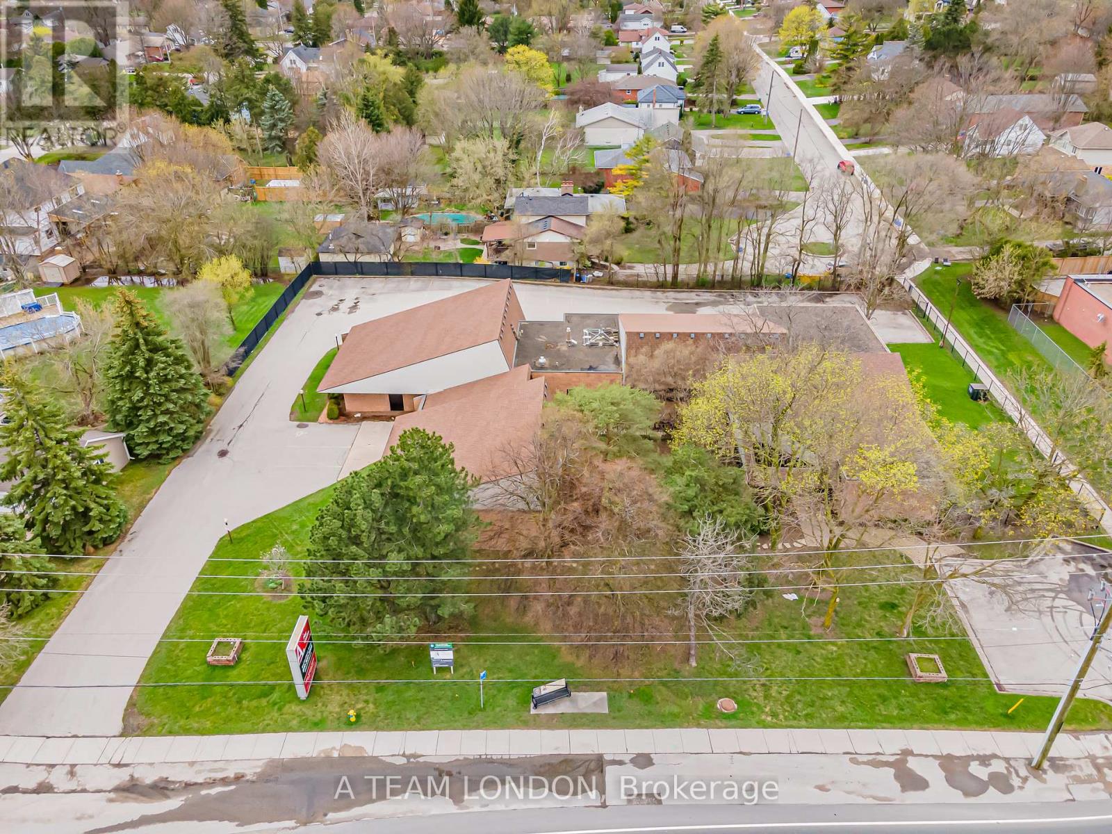 A - 743 Wellington Road Property Photo 38