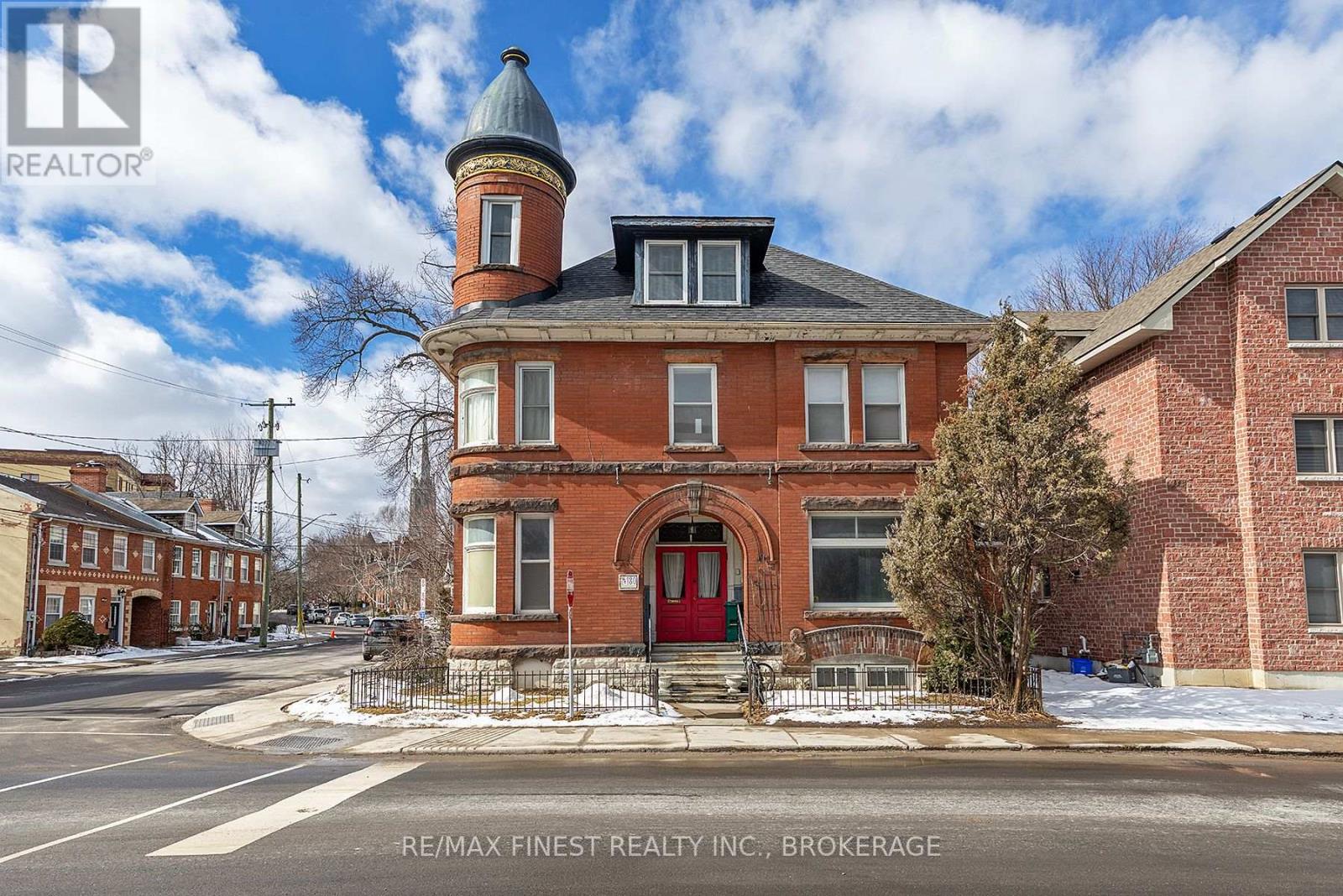 180-182 Bagot Street W Property Photo 4