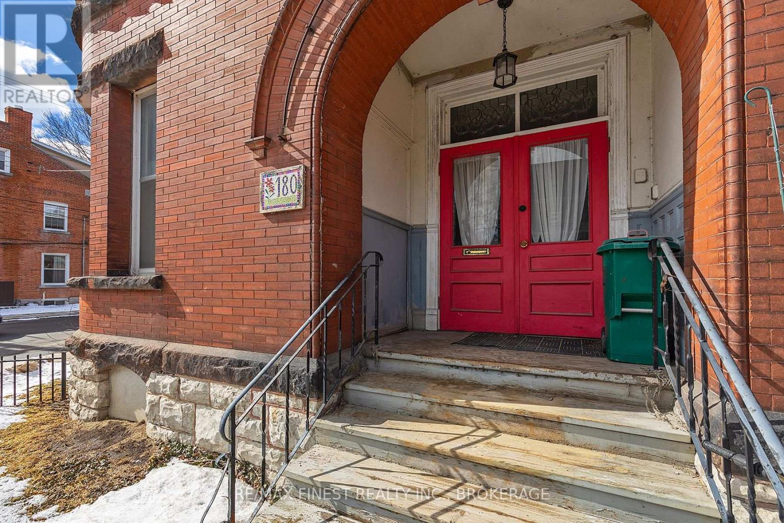 180-182 Bagot Street W Property Photo 7