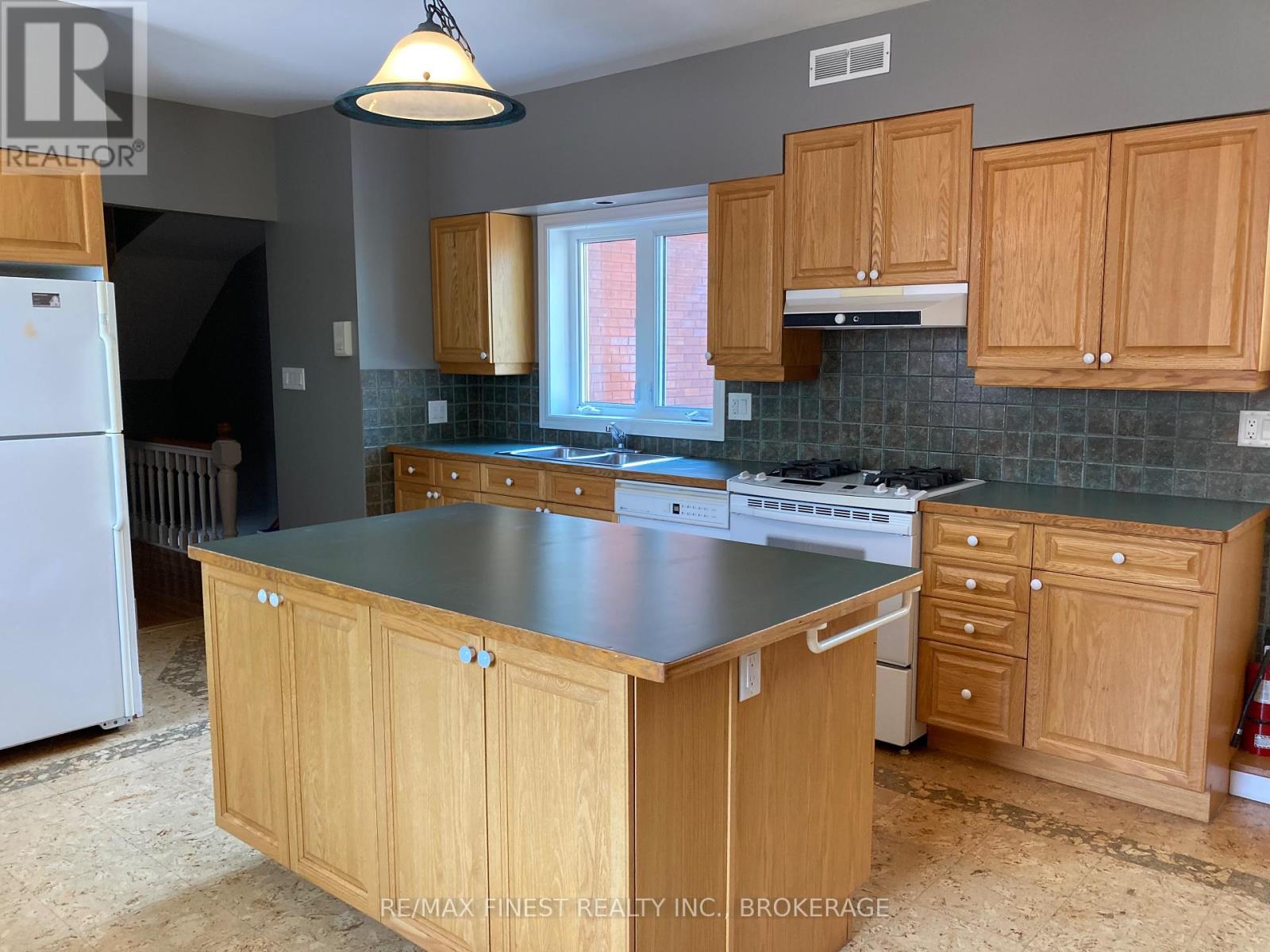 180-182 Bagot Street W Property Photo 11