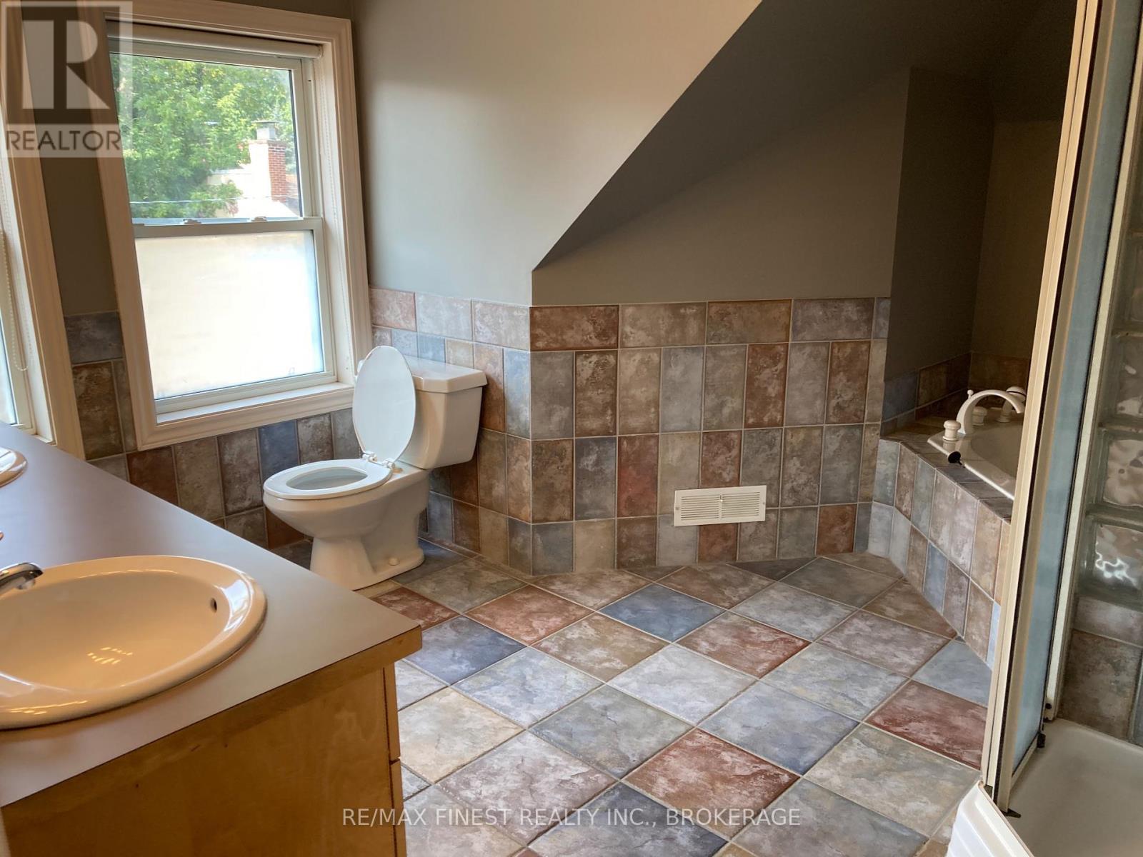 180-182 Bagot Street W Property Photo 18
