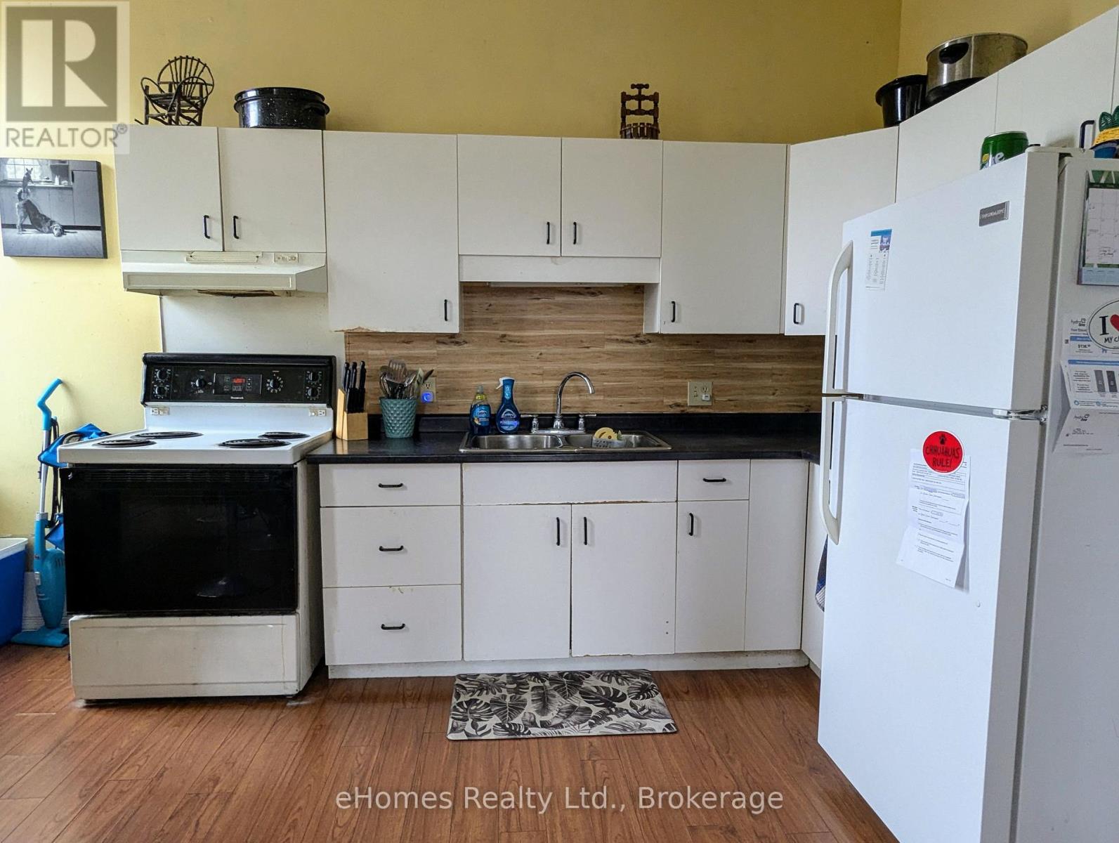 598 6th Street E Property Photo 11