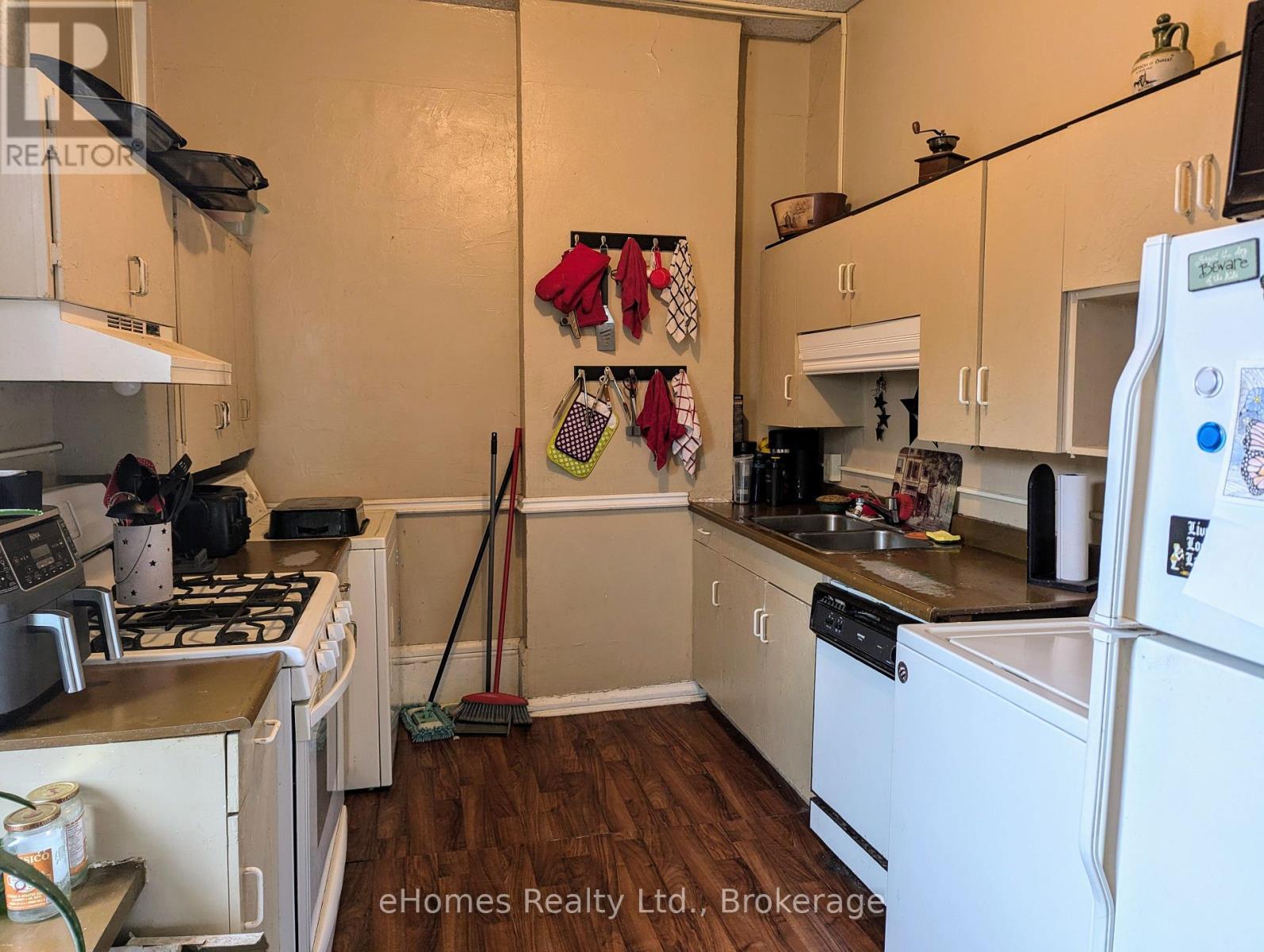598 6th Street E Property Photo 19