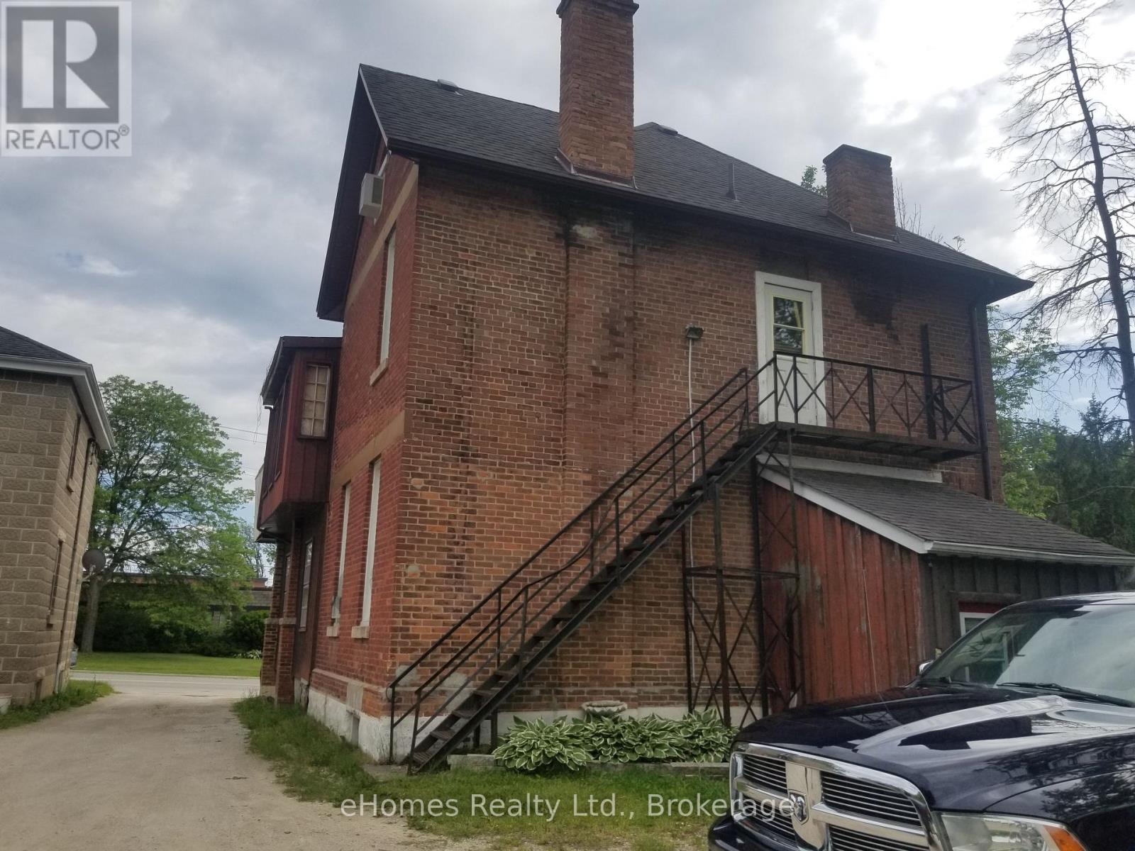 598 6th Street E Property Photo 3