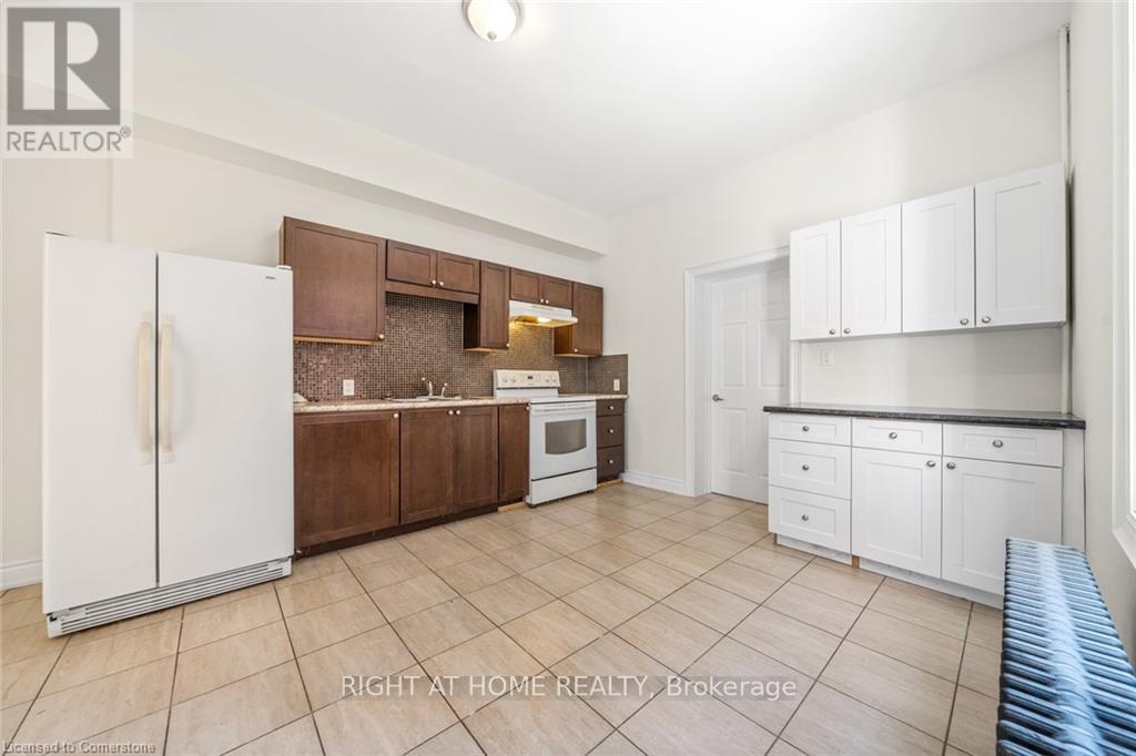 136 Macnab Street N Property Photo 9