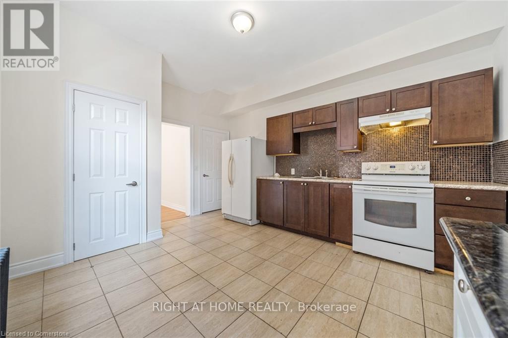 136 Macnab Street N Property Photo 10