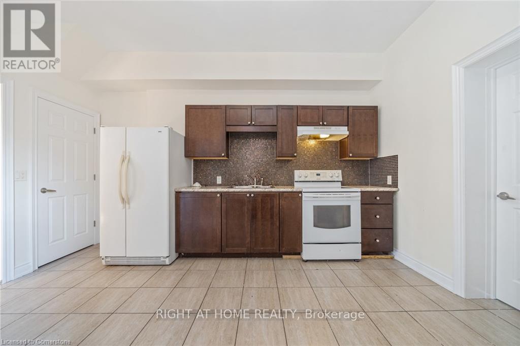 136 Macnab Street N Property Photo 11