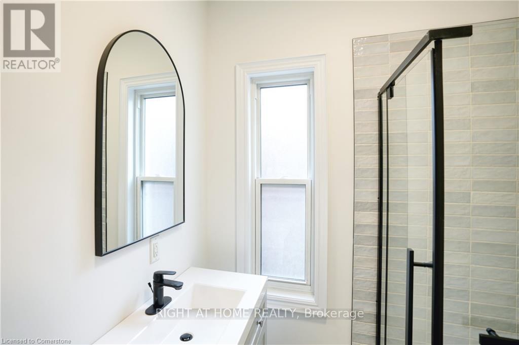 136 Macnab Street N Property Photo 15