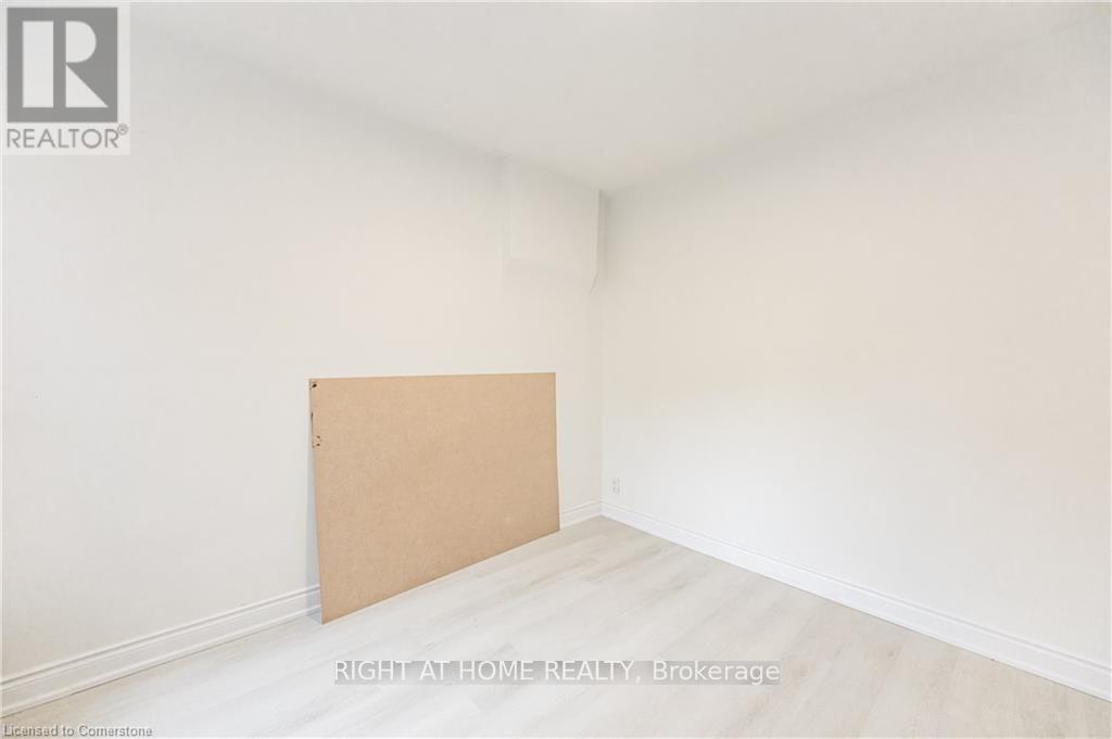 136 Macnab Street N Property Photo 17