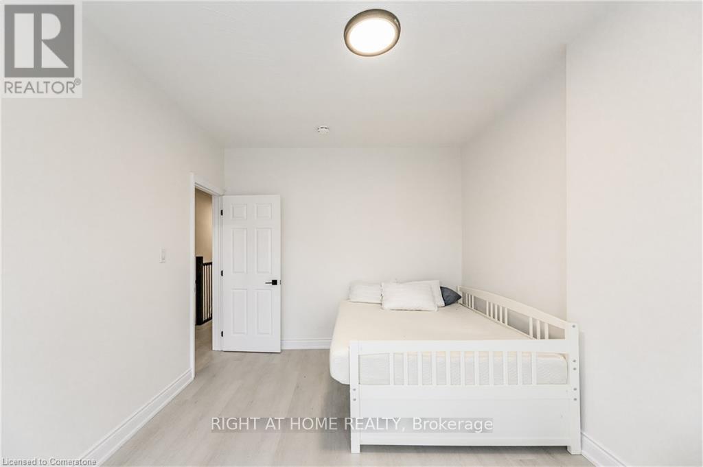 136 Macnab Street N Property Photo 19