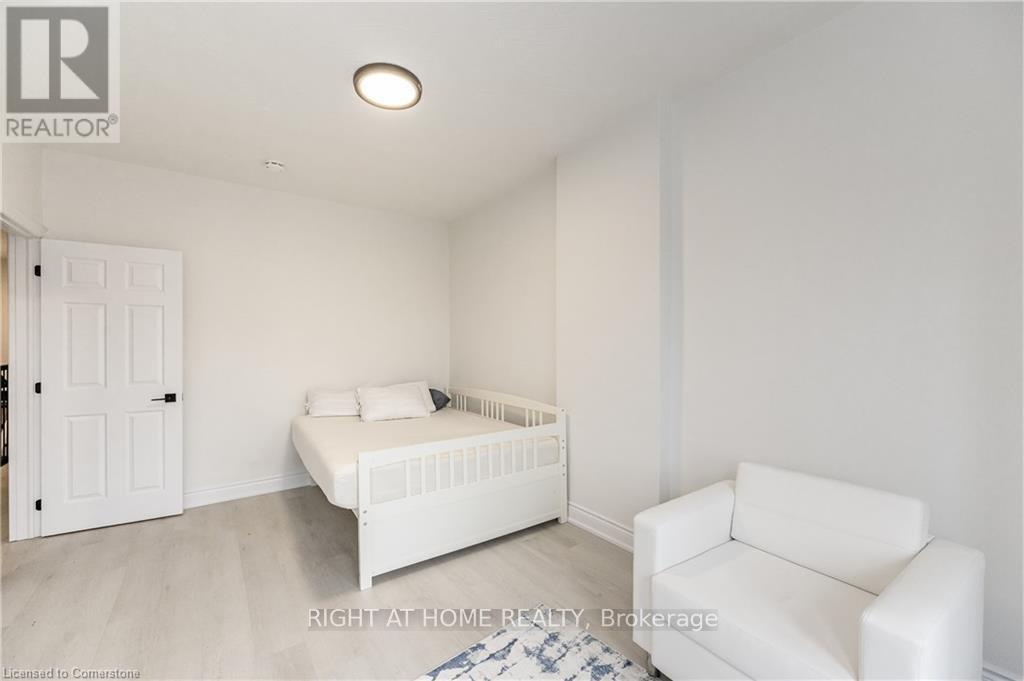 136 Macnab Street N Property Photo 20