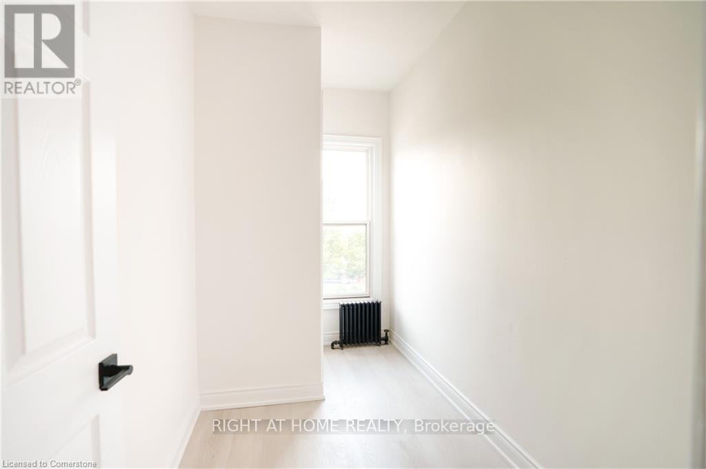 136 Macnab Street N Property Photo 21