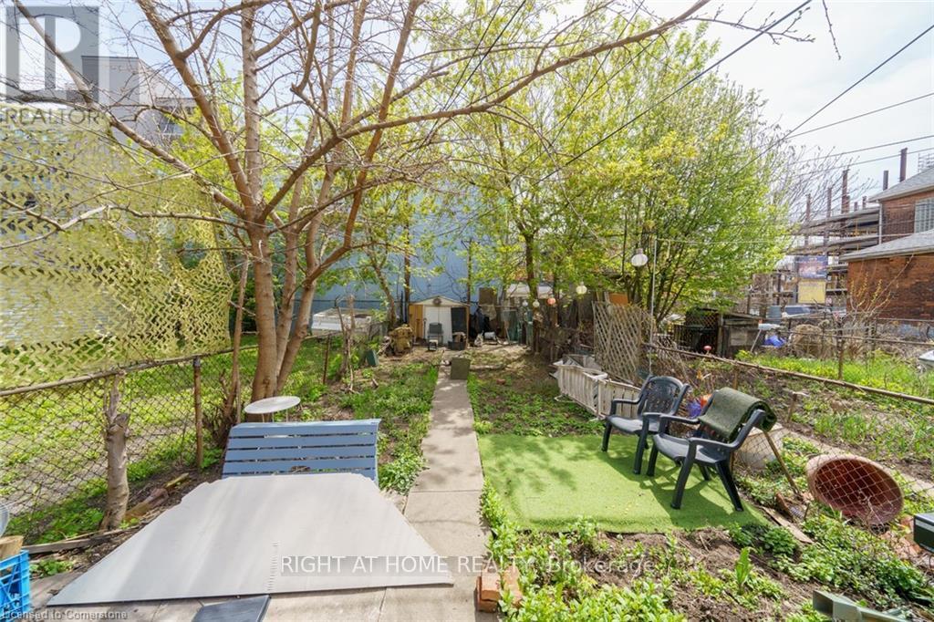 136 Macnab Street N Property Photo 23