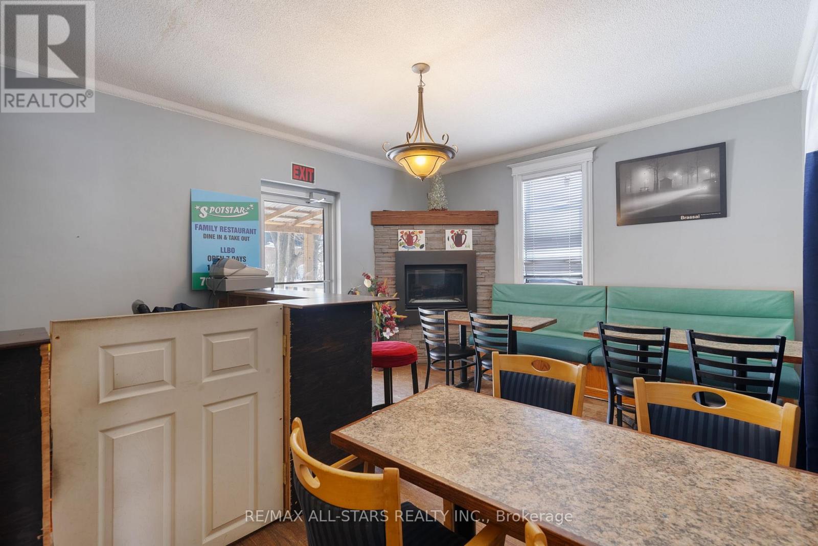 259 Kent Street W Property Photo 5