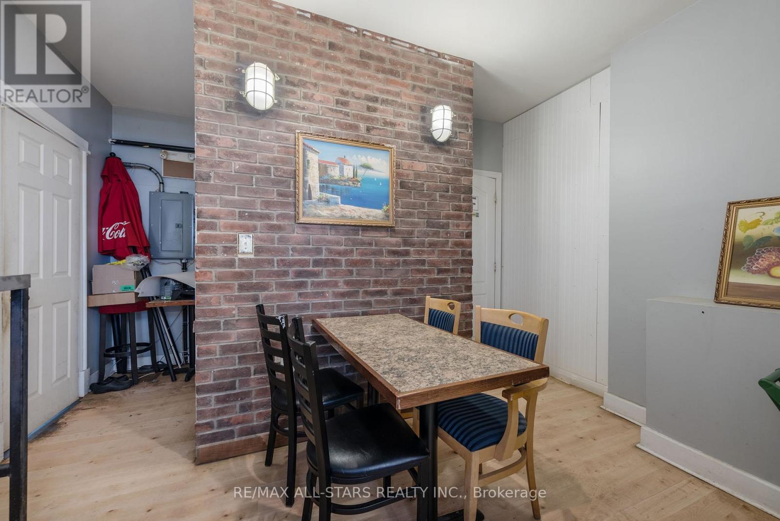 259 Kent Street W Property Photo 9
