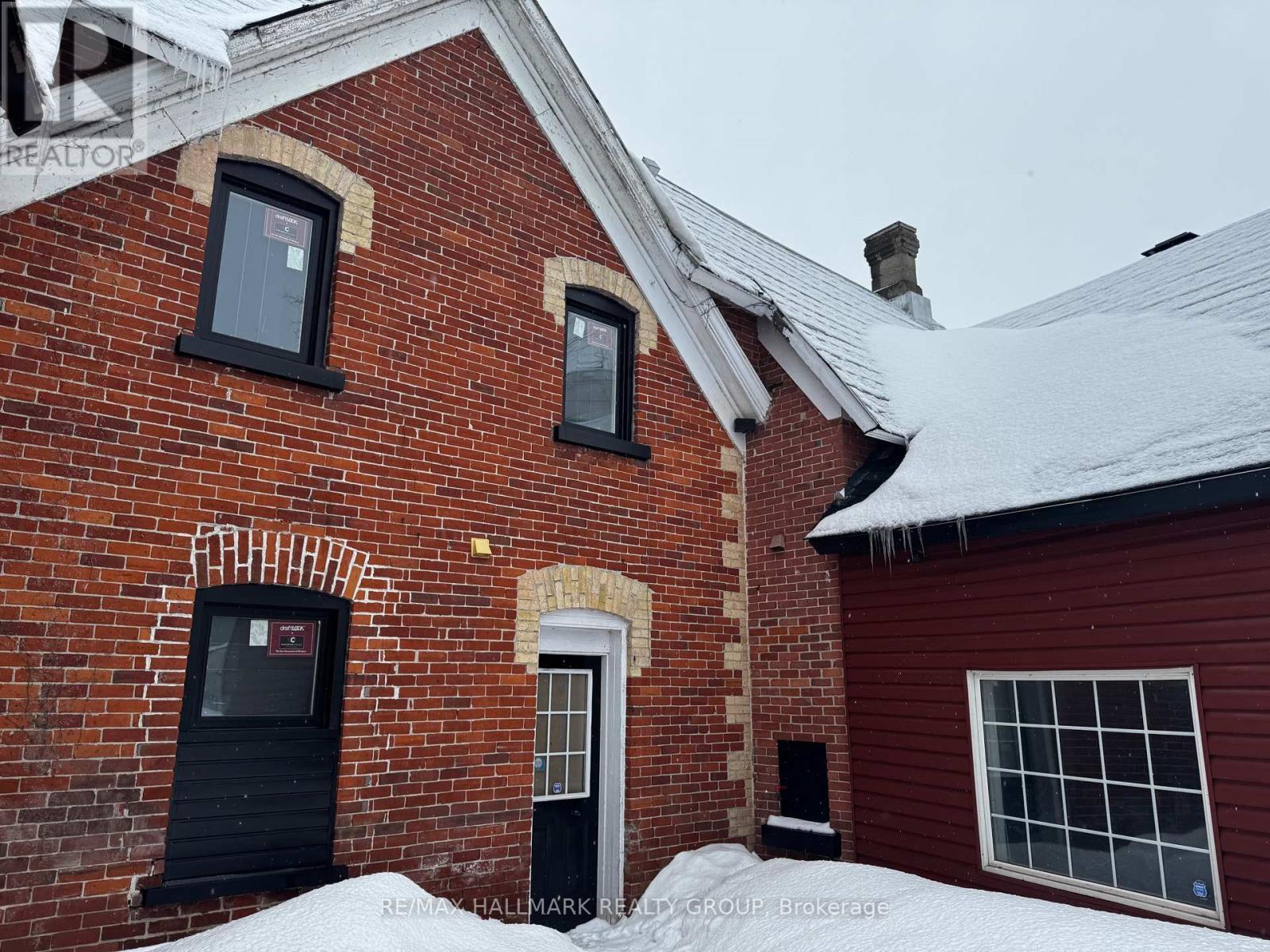 5561 Manotick Main Street S Property Photo 4