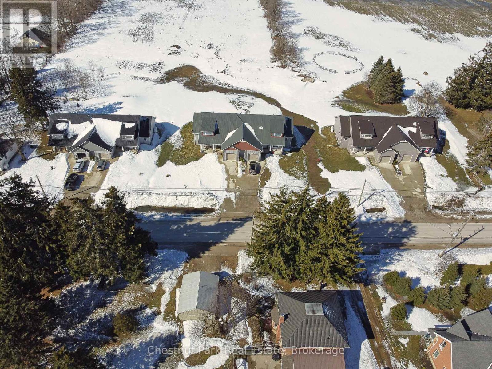 319916-319926 Kemble Rock Road Property Photo 4